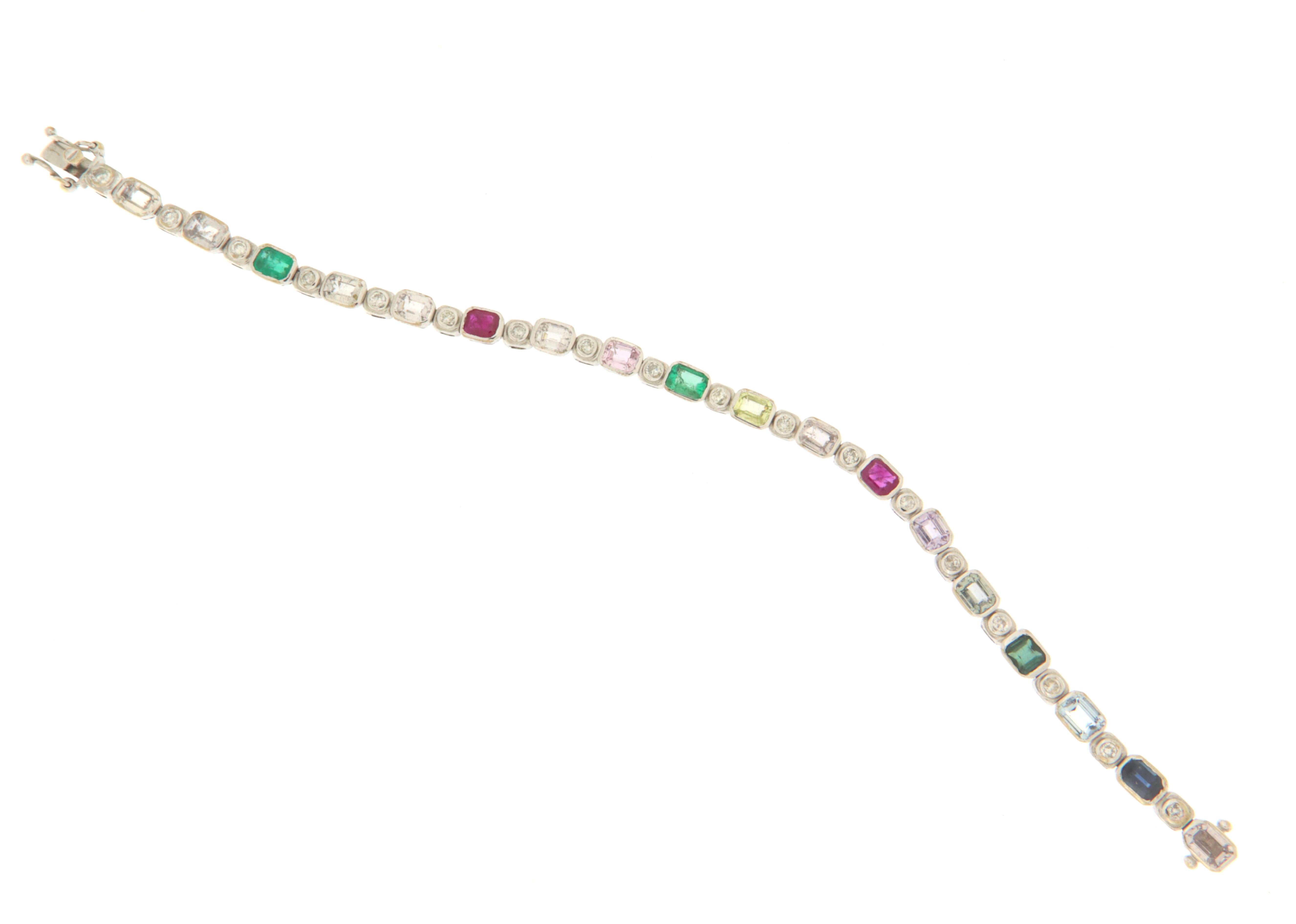 Bracelet modèle tennis réalisé entièrement à la main en or blanc 18 Karati monté de saphirs, rubis et émeraudes de taille octogonale et de diamants de taille ronde.
Une explosion de couleurs convenant au poignet d'une femme mais aussi d'un
