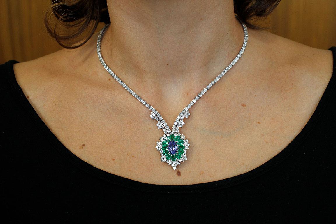 Diamonds, Emeralds, Tanzanite, 14 Karat White Gold Pendant Necklace In Excellent Condition In Marcianise, Marcianise (CE)