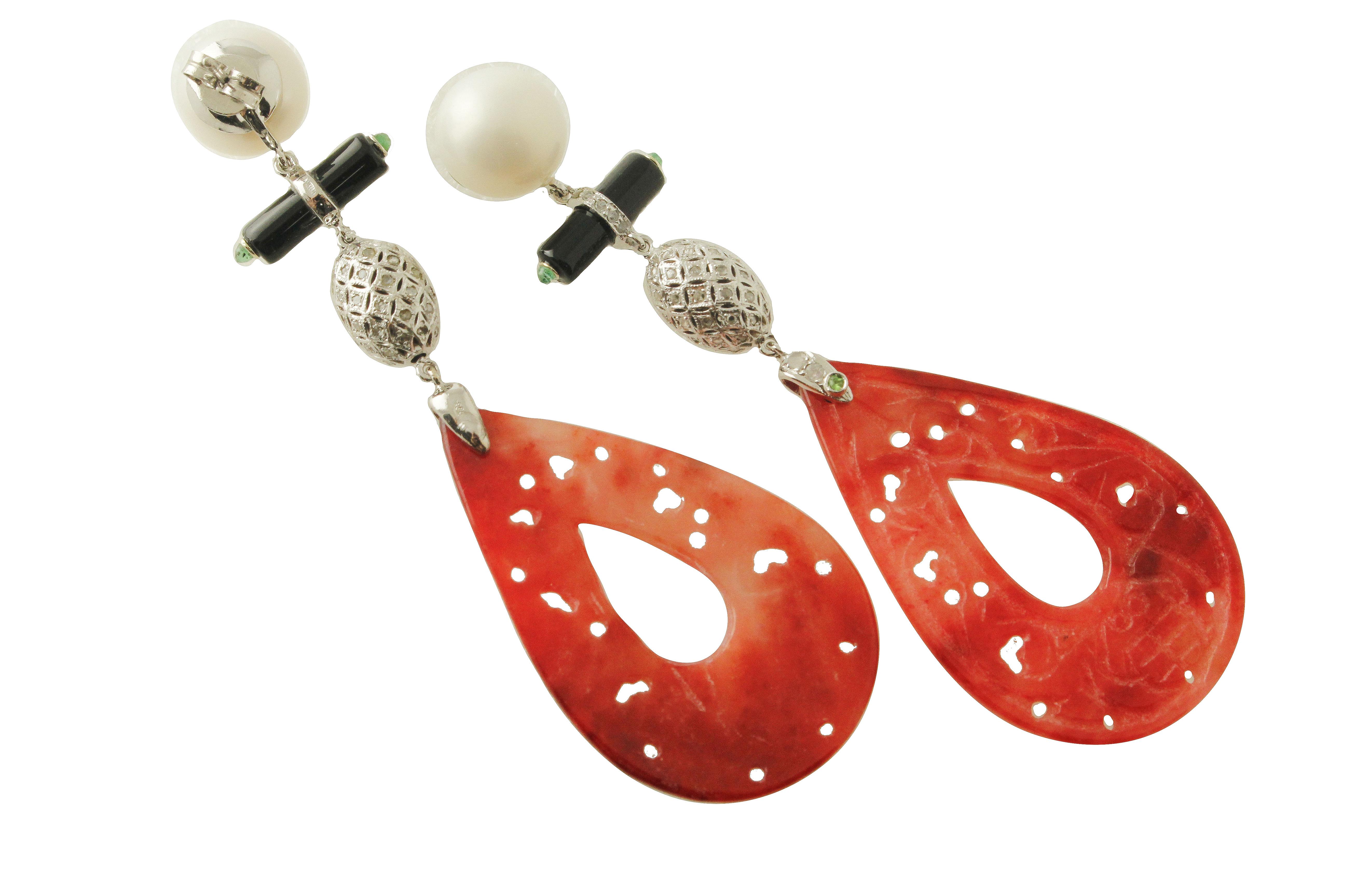 Taille mixte Boucles d'oreilles en or blanc, diamants, émeraudes, tsavorites, calcédoine rouge, onyx et perles en vente