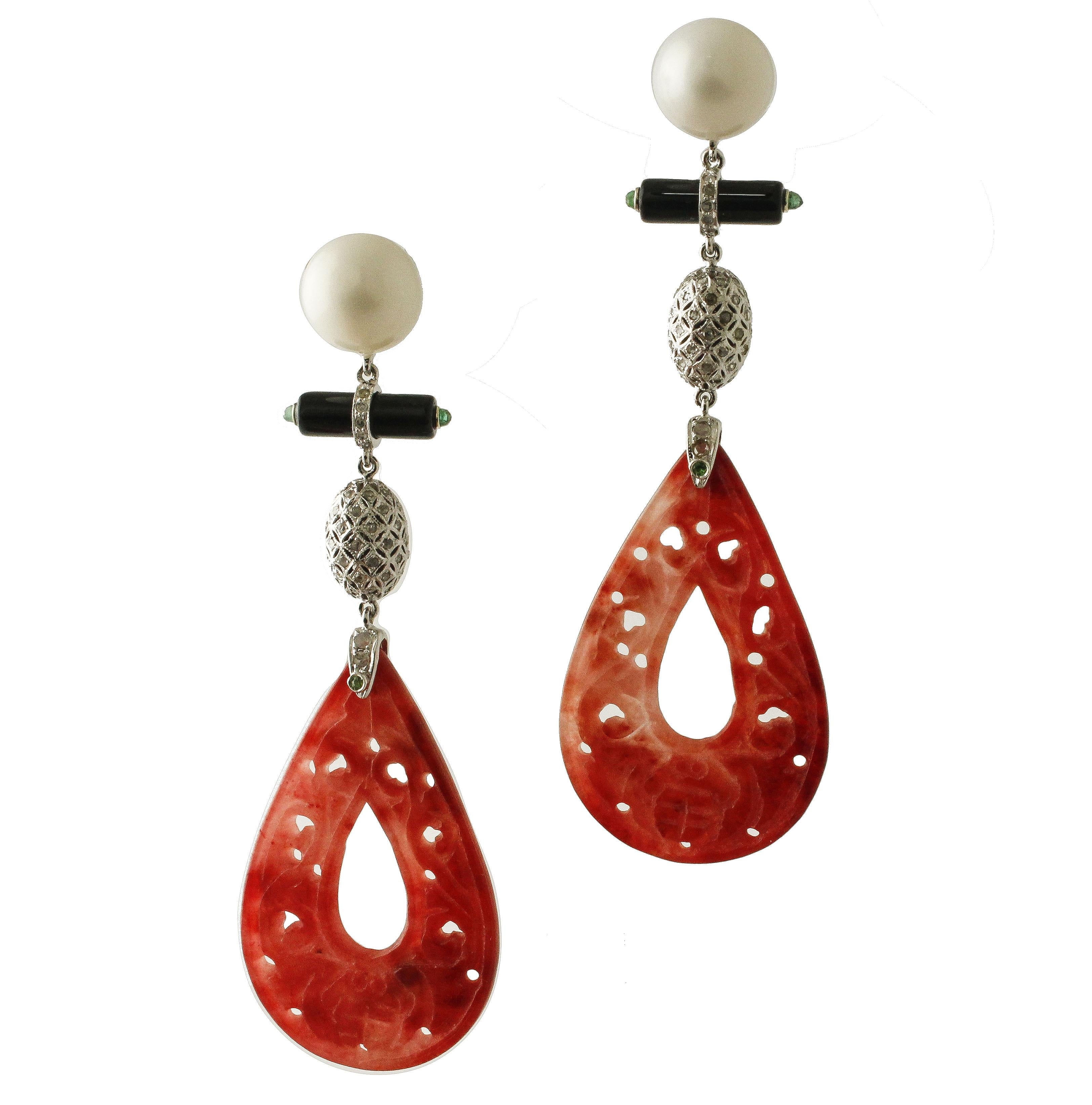Boucles d'oreilles en or blanc, diamants, émeraudes, tsavorites, calcédoine rouge, onyx et perles en vente