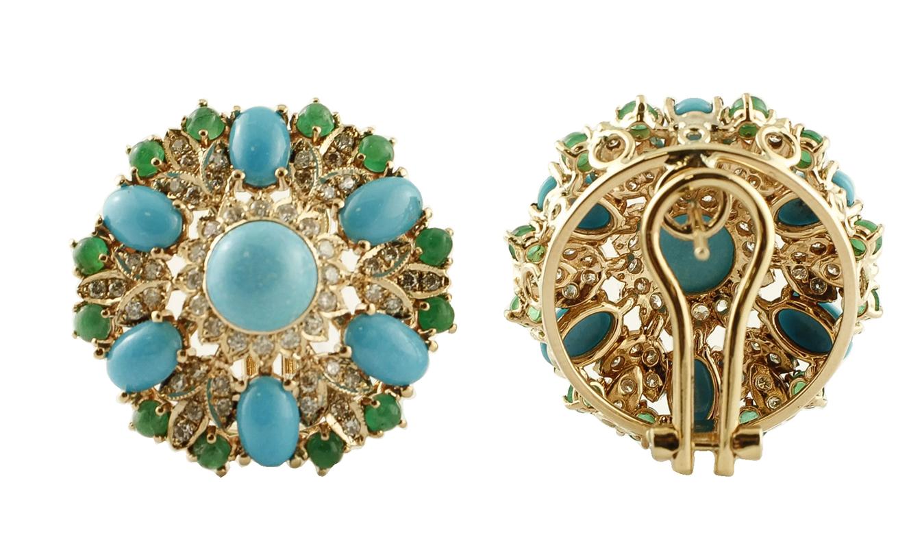 Unique and elegant design clip-on vintage/retrò earrings realized with flower design in 14K rose gold. It is make with 1.40 g of turquoise in the center and like petals, and embellished all around by 1.74 ct of little emeralds and 1.14 ct of shining