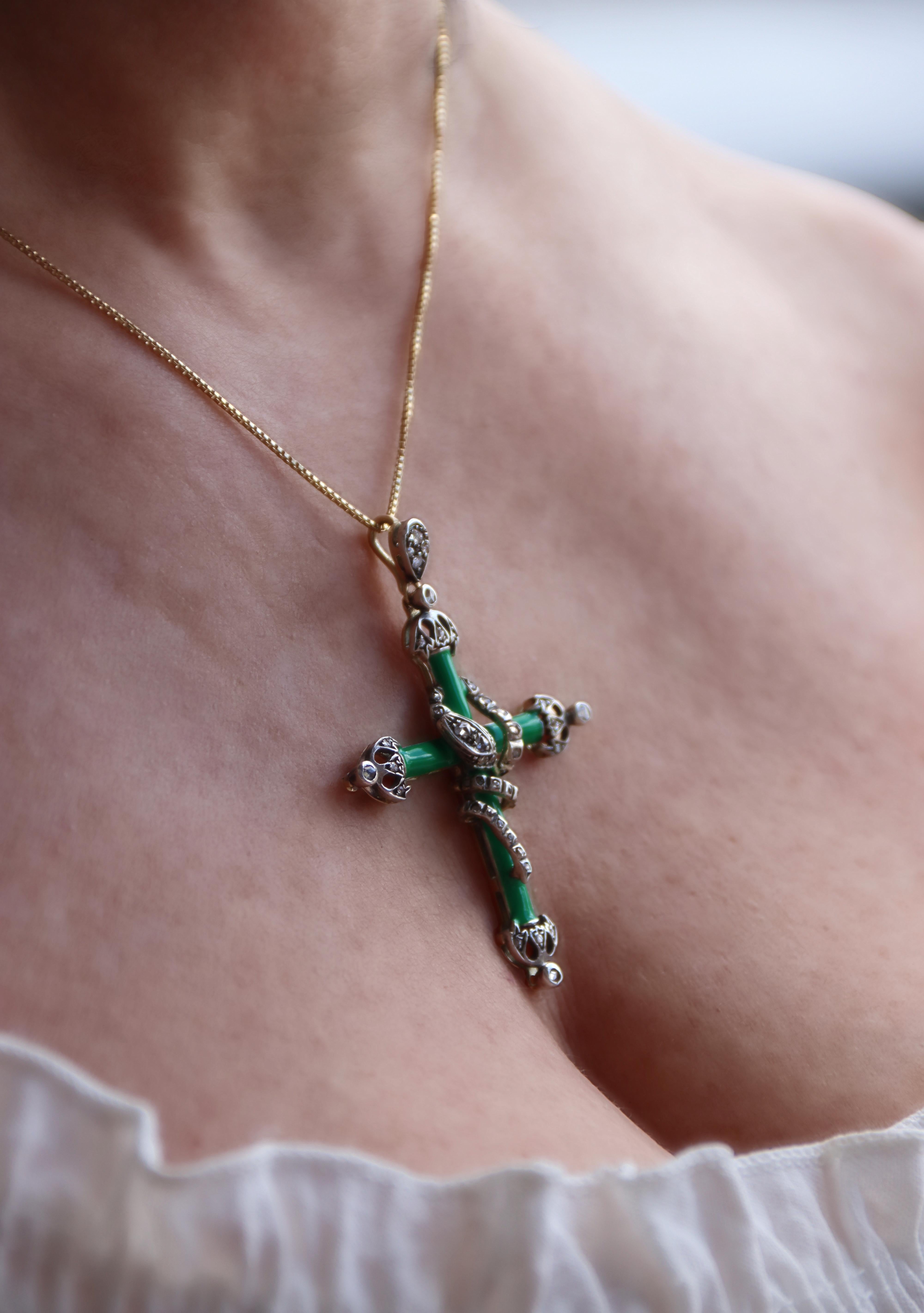 Collier croix en or jaune 14 carats avec diamants et émail en vente 4