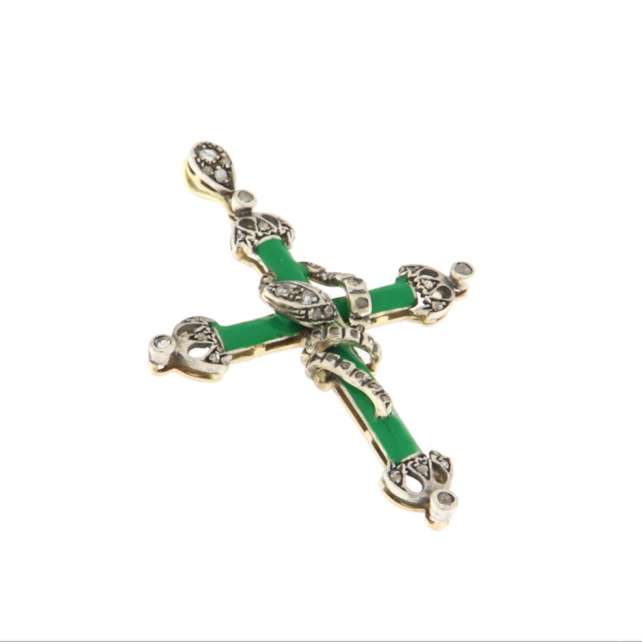 Extraordinaire pendentif en forme de croix, réalisé dans une élégante combinaison d'or jaune 14 carats et d'argent 800 millièmes - un véritable témoignage de l'orfèvrerie traditionnelle et du goût raffiné des antiquaires. Cette pièce se distingue