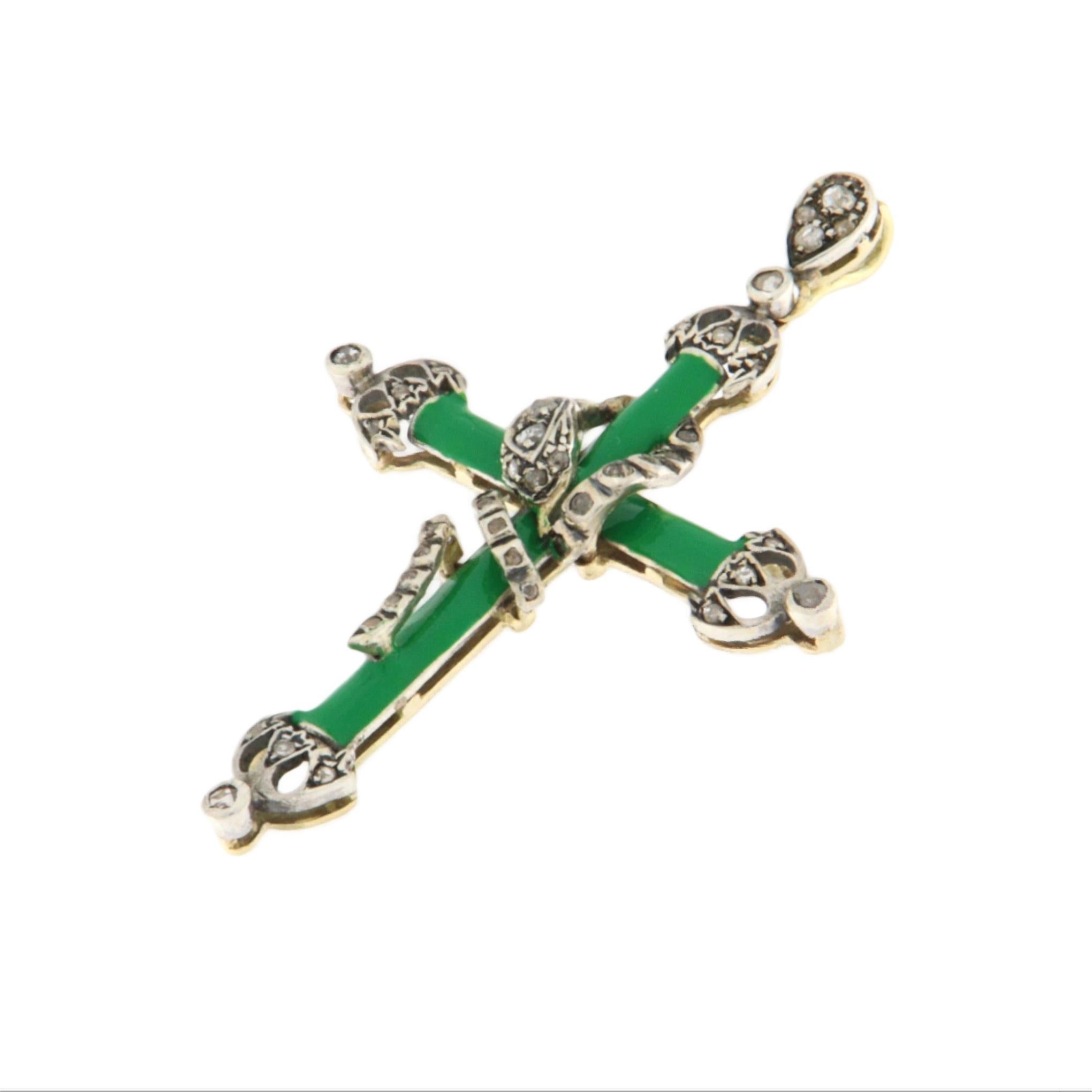 Artisan Collier croix en or jaune 14 carats avec diamants et émail en vente