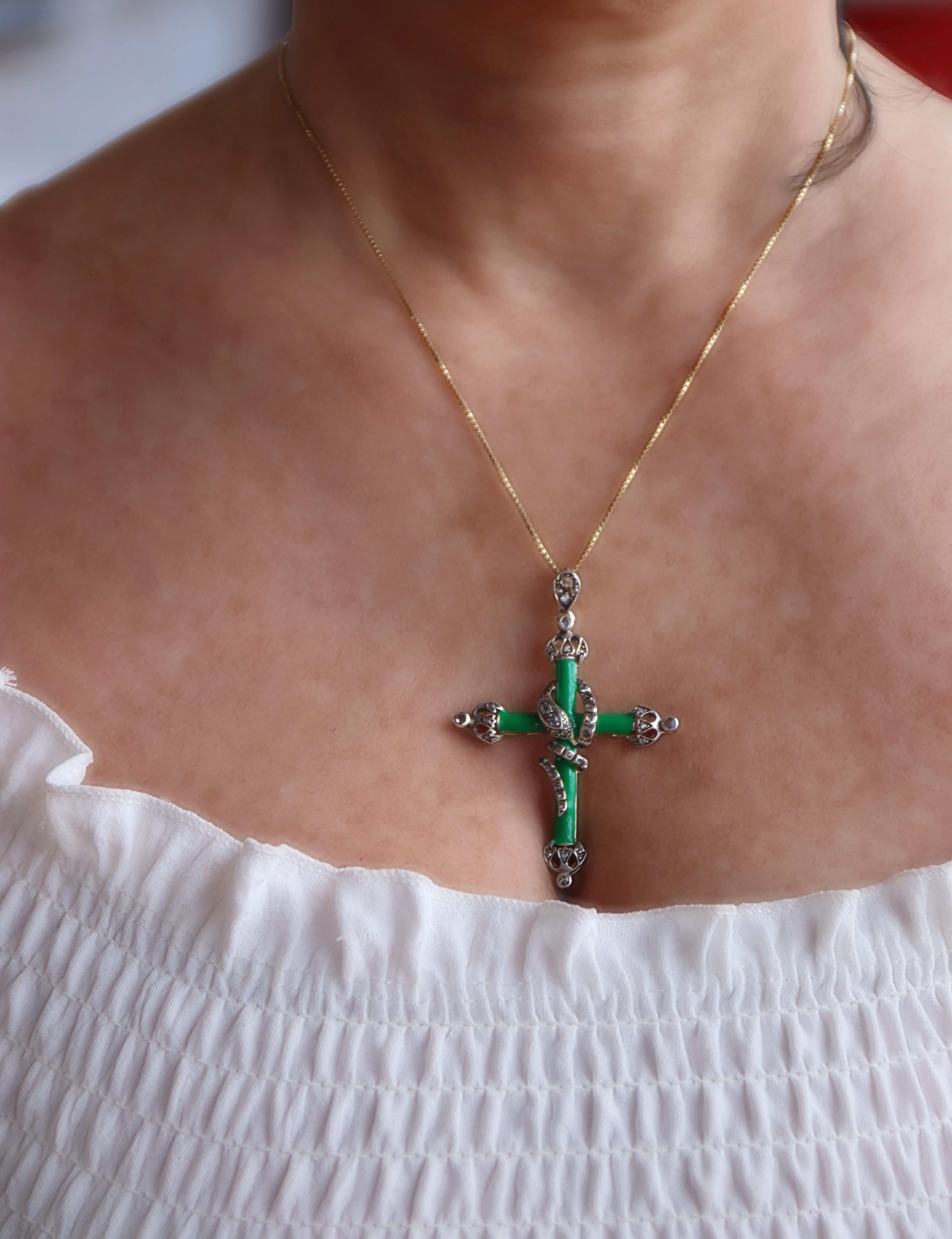 Collier croix en or jaune 14 carats avec diamants et émail en vente 2