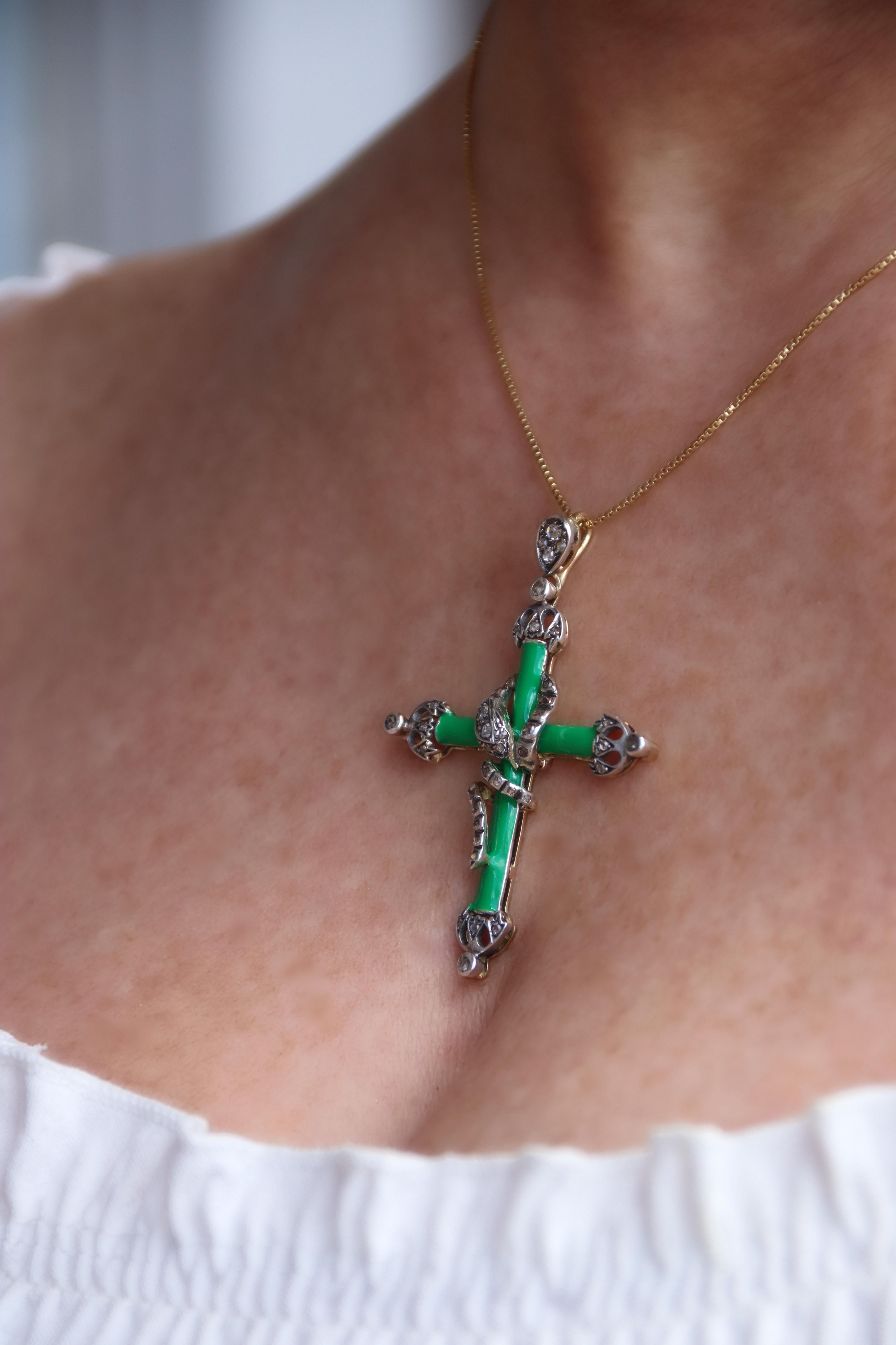 Collier croix en or jaune 14 carats avec diamants et émail en vente 3
