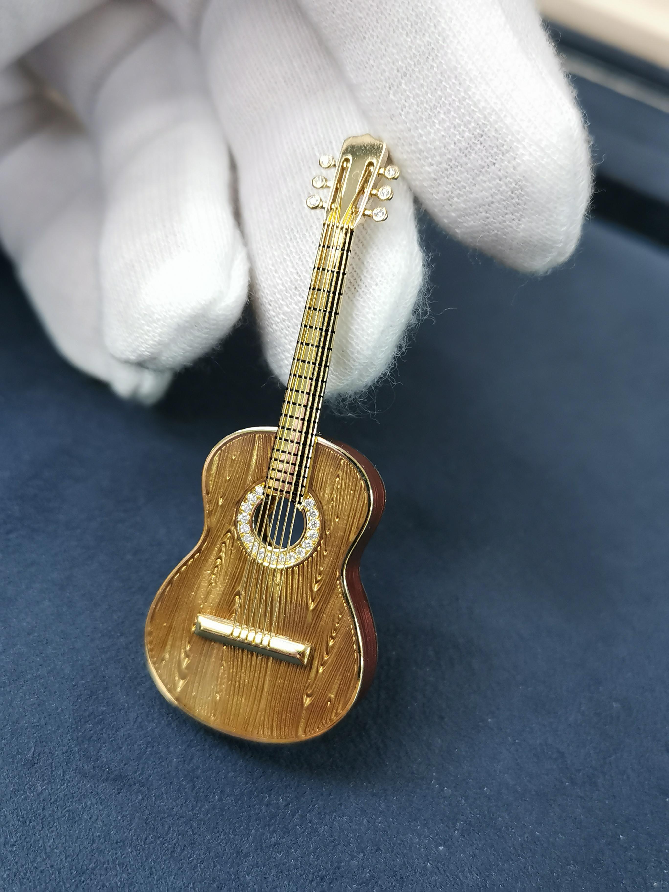 Gitarrenbrosche aus 18 Karat Gelbgold mit Diamanten und Emaille im Angebot 4