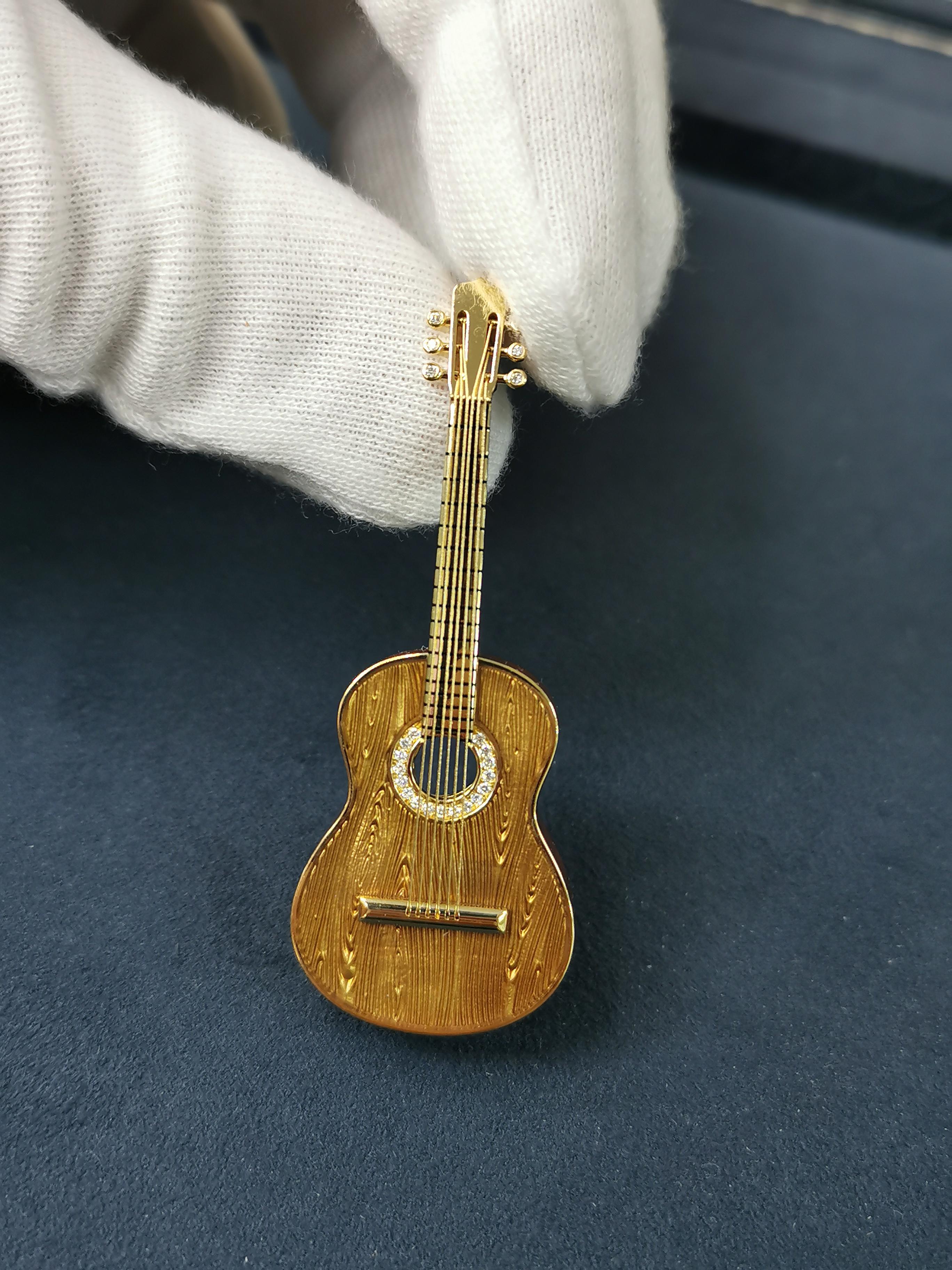 Gitarrenbrosche aus 18 Karat Gelbgold mit Diamanten und Emaille im Angebot 5
