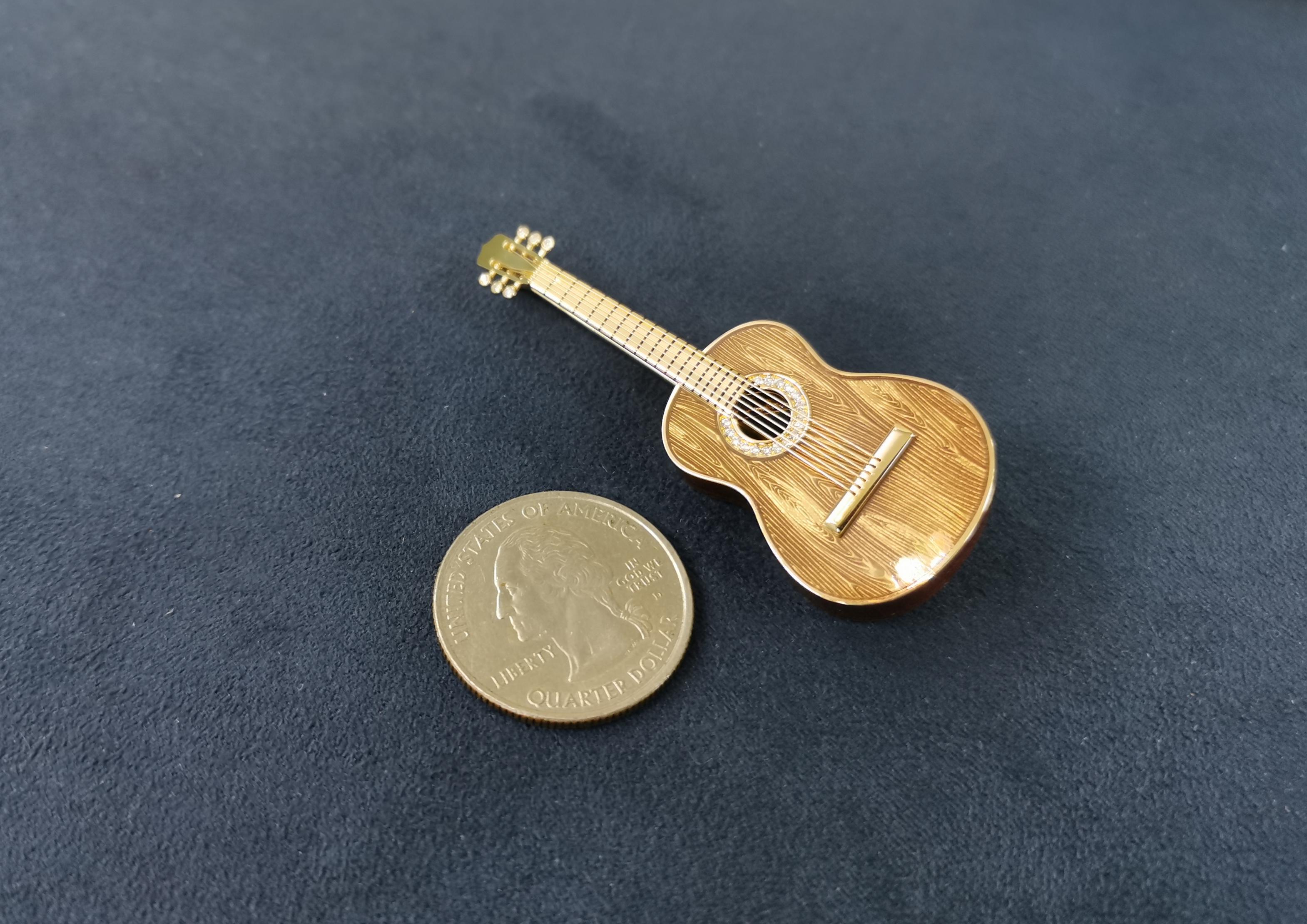 Gitarrenbrosche aus 18 Karat Gelbgold mit Diamanten und Emaille im Angebot 6