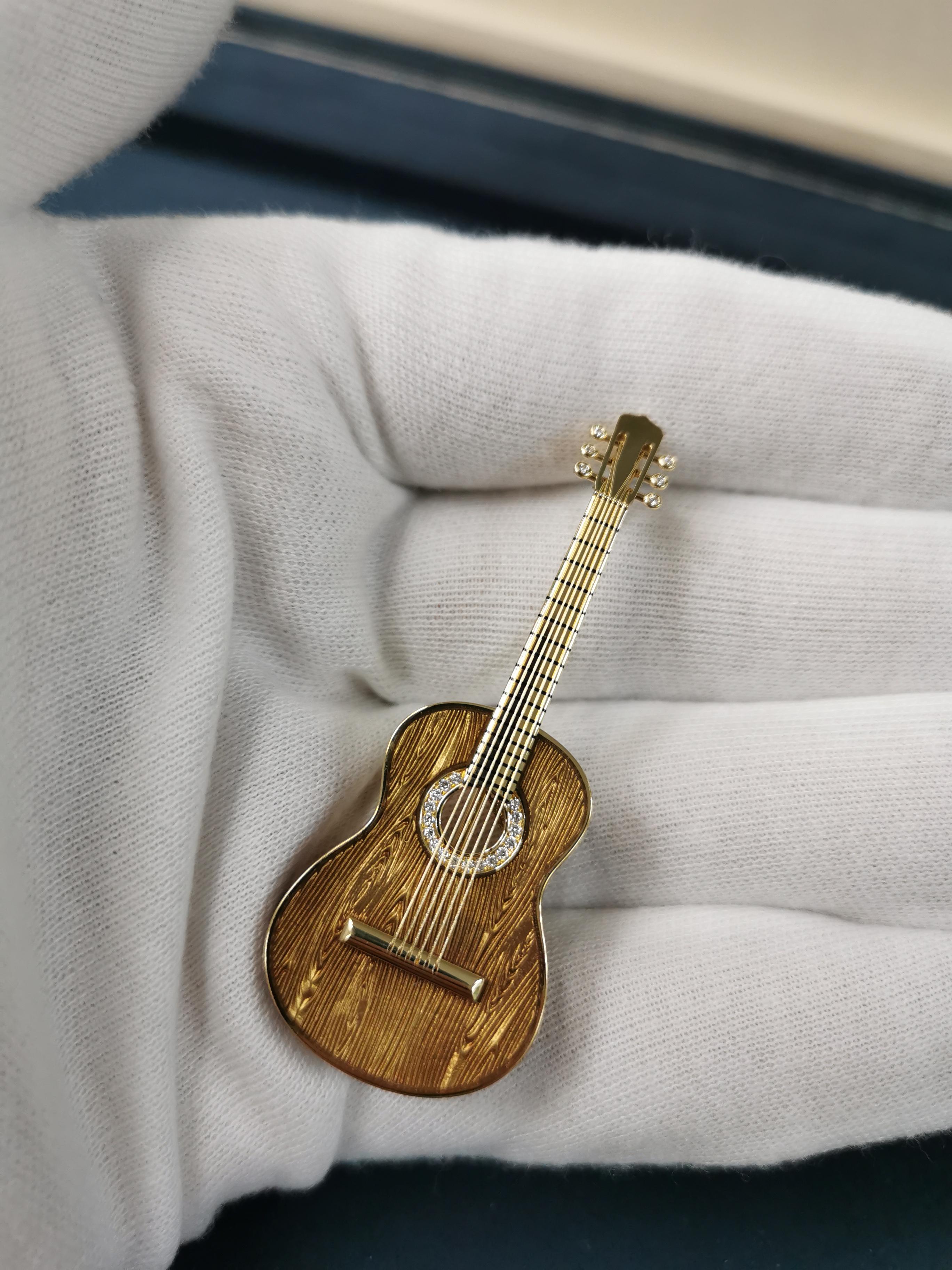 Gitarrenbrosche aus 18 Karat Gelbgold mit Diamanten und Emaille (Rundschliff) im Angebot
