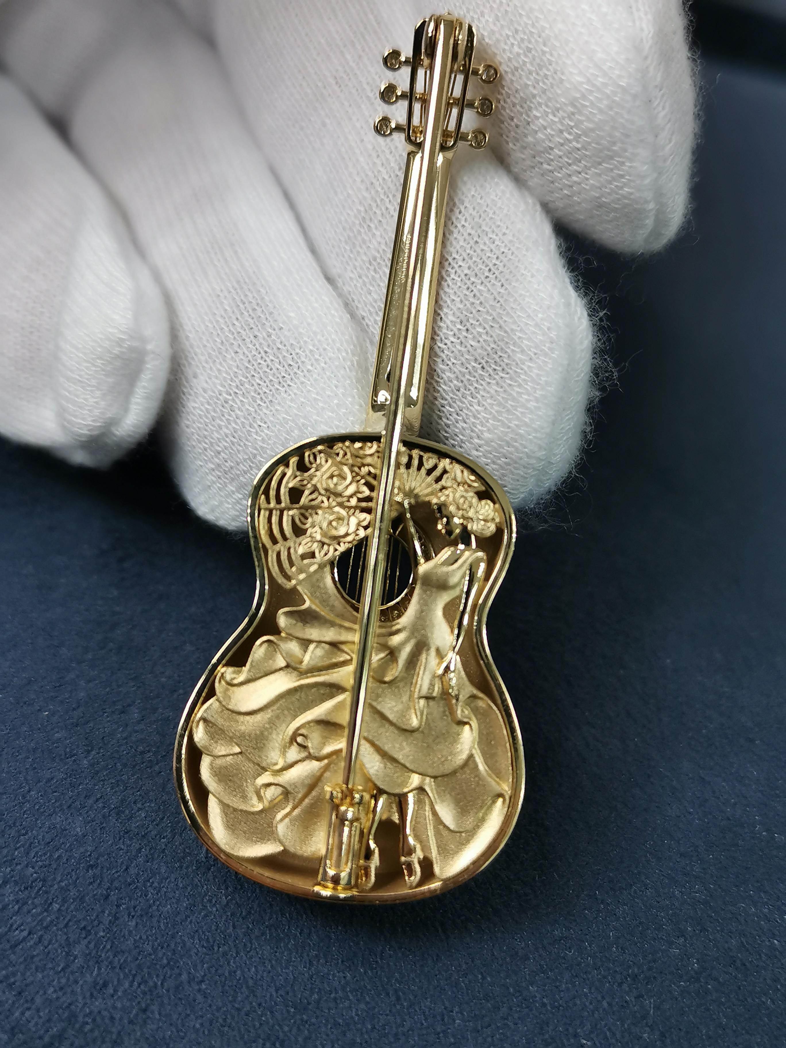 Gitarrenbrosche aus 18 Karat Gelbgold mit Diamanten und Emaille im Angebot 1