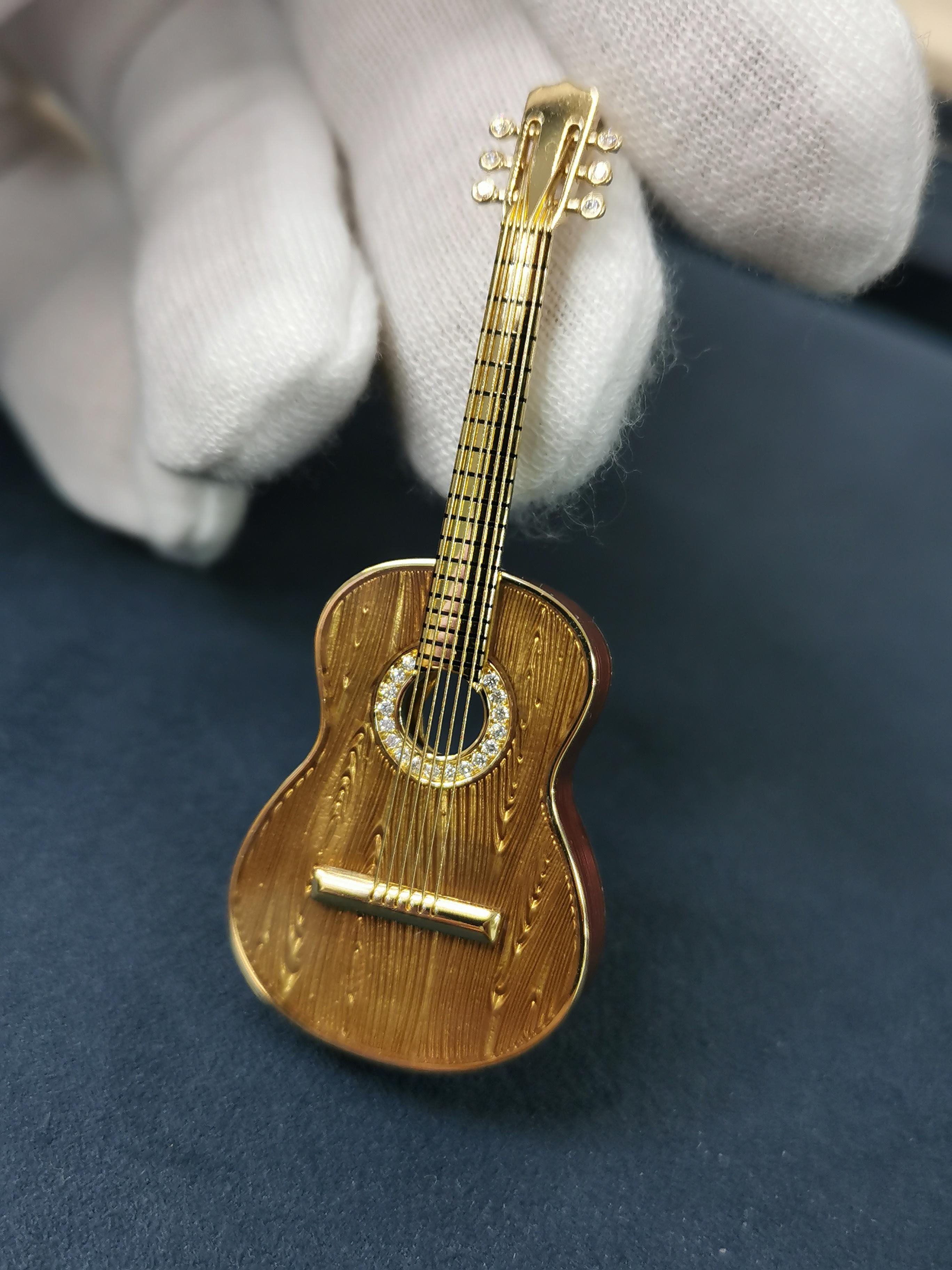 Gitarrenbrosche aus 18 Karat Gelbgold mit Diamanten und Emaille im Angebot 3