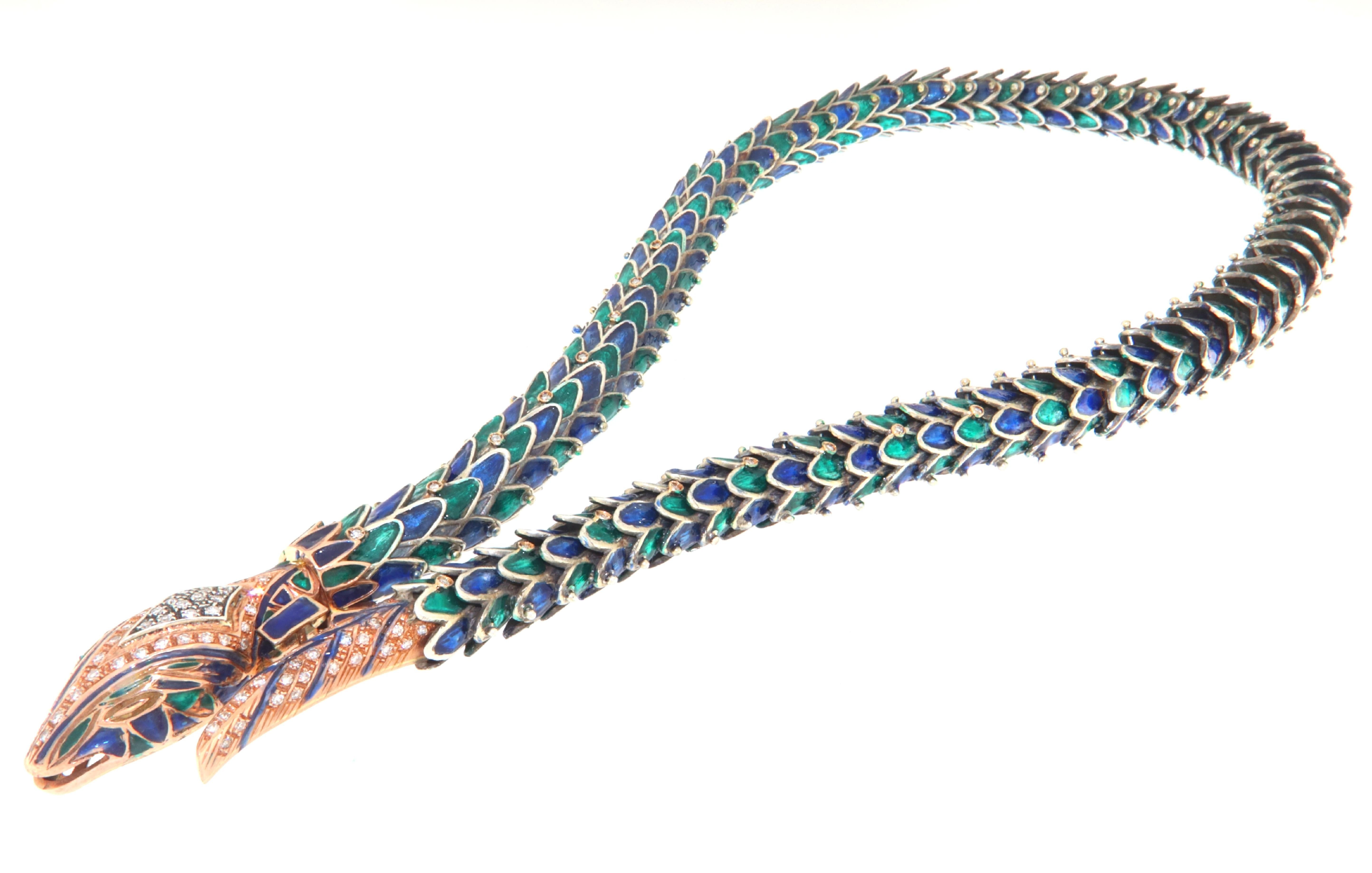 Erstaunliche Halskette, die von unseren Kunsthandwerkern vollständig von Hand gefertigt wurde und eine Schlange abbildet.
Kopf und Schwanz sind aus 9 Karat Gelbgold gefertigt, mit Diamanten besetzt und mit smaragdgrüner und königsblauer Emaille