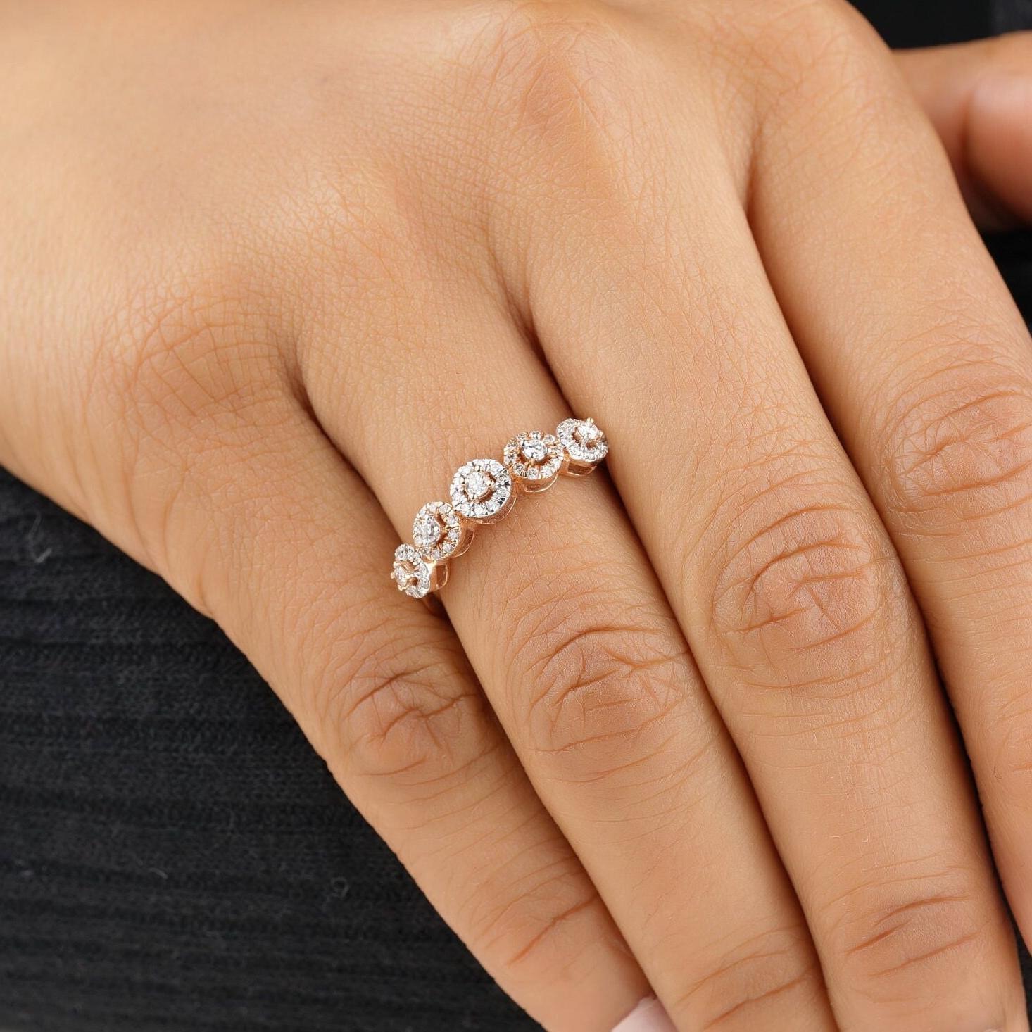 Diamanten Eternity Band Ring mit Halo-Fassung in 14K massivem Gold (zertifiziert) (Rundschliff) im Angebot