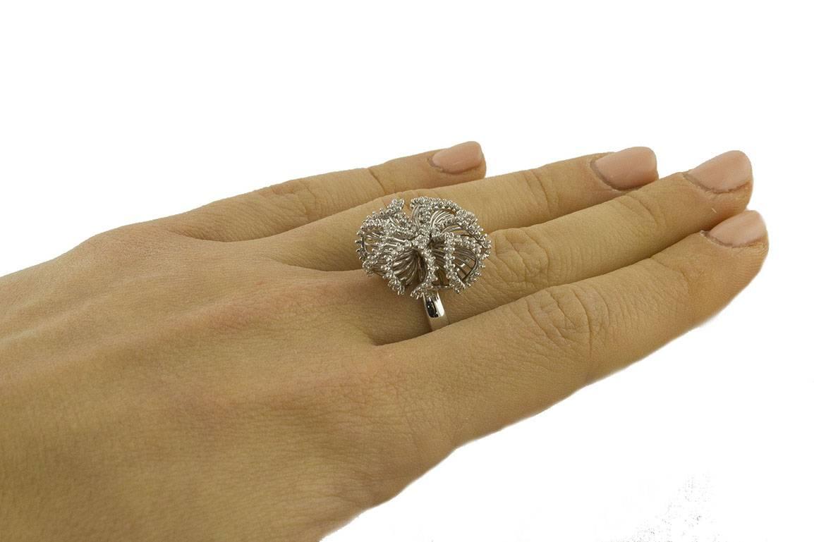 Diamonds, 18 kt White Gold Flower Ring For Sale 4