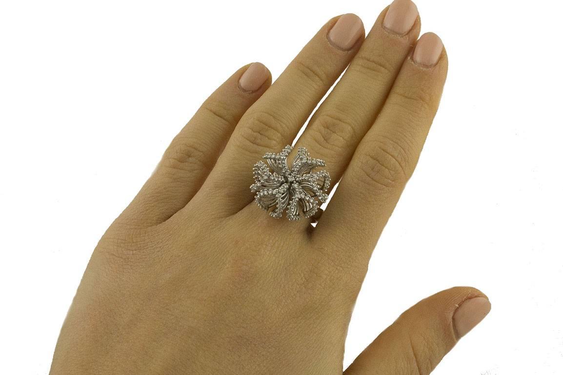 Diamonds, 18 kt White Gold Flower Ring For Sale 2