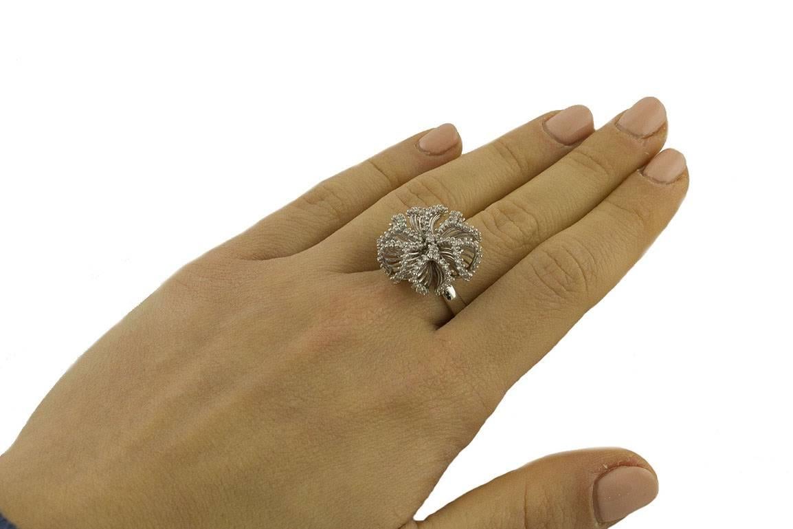 Diamonds, 18 kt White Gold Flower Ring For Sale 3