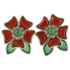 Pendientes de Oro Blanco de 14 Kilates con Diamantes, Ágata Verde y Flores de Coral Rojo
