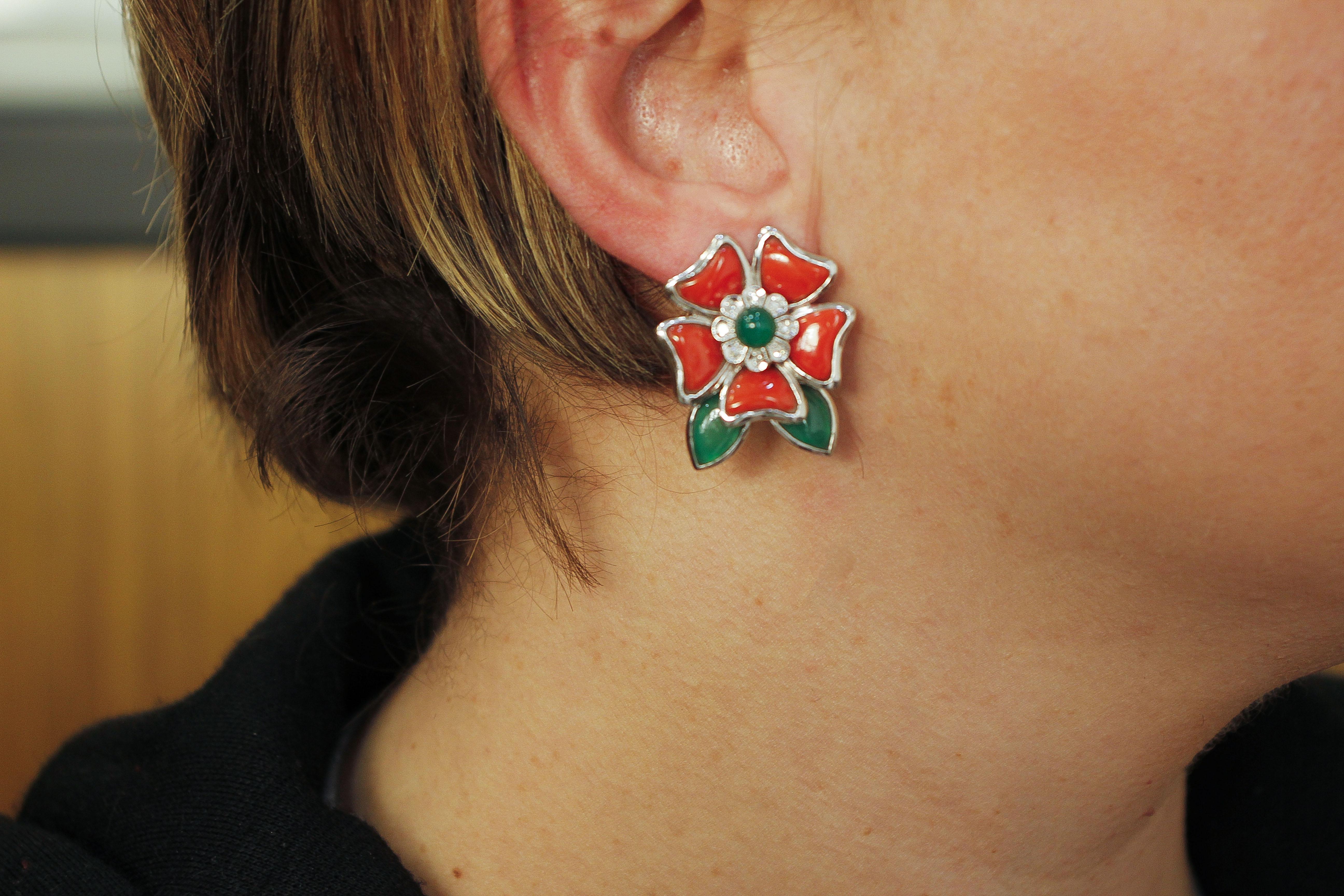 Diamonds, Green Agate and Red Coral Flowers, 14 Karat White Gold Earrings In Excellent Condition For Sale In Marcianise, Marcianise (CE)