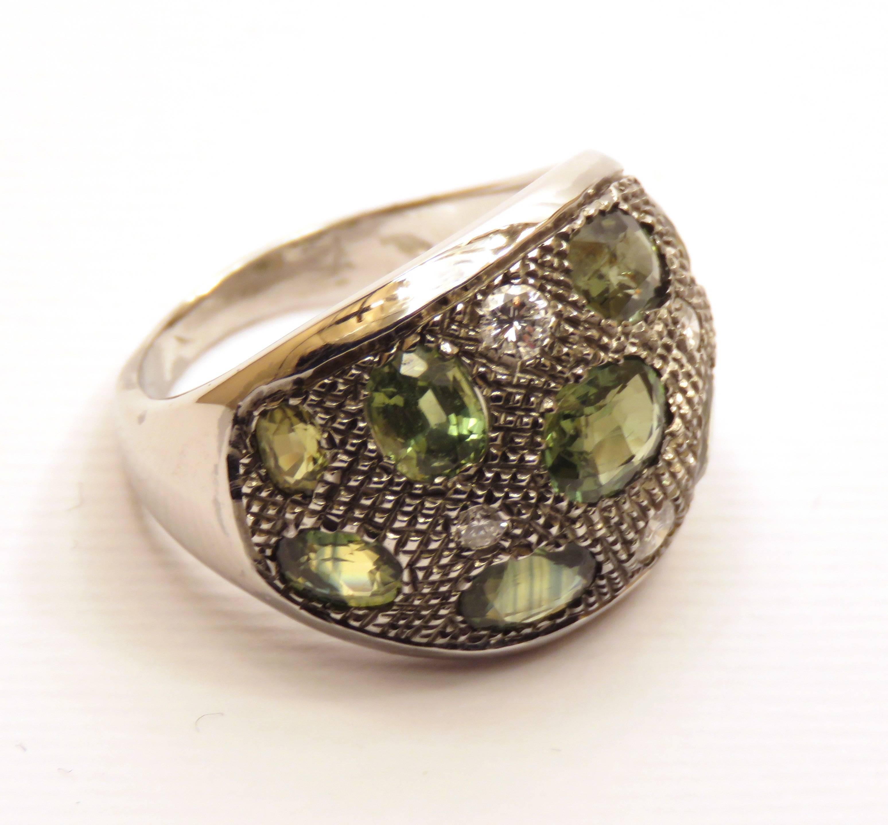 Modern Diamonds Green Sapphires 18 Karat White Gold Cocktail Ring Handcrafted in Italy For Sale