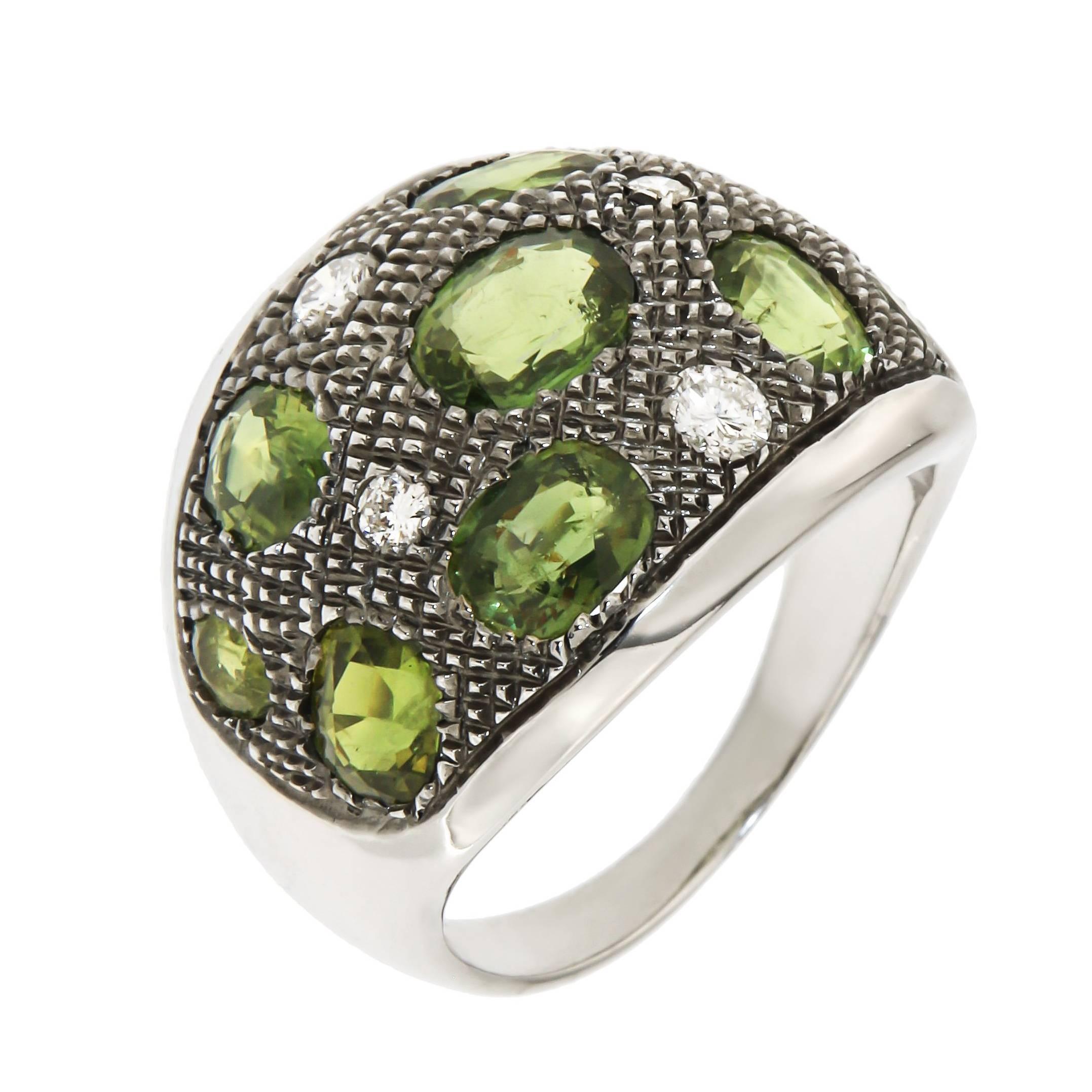 Bague cocktail en or blanc 18 carats, diamants et saphirs verts, fabriquée à la main en Italie