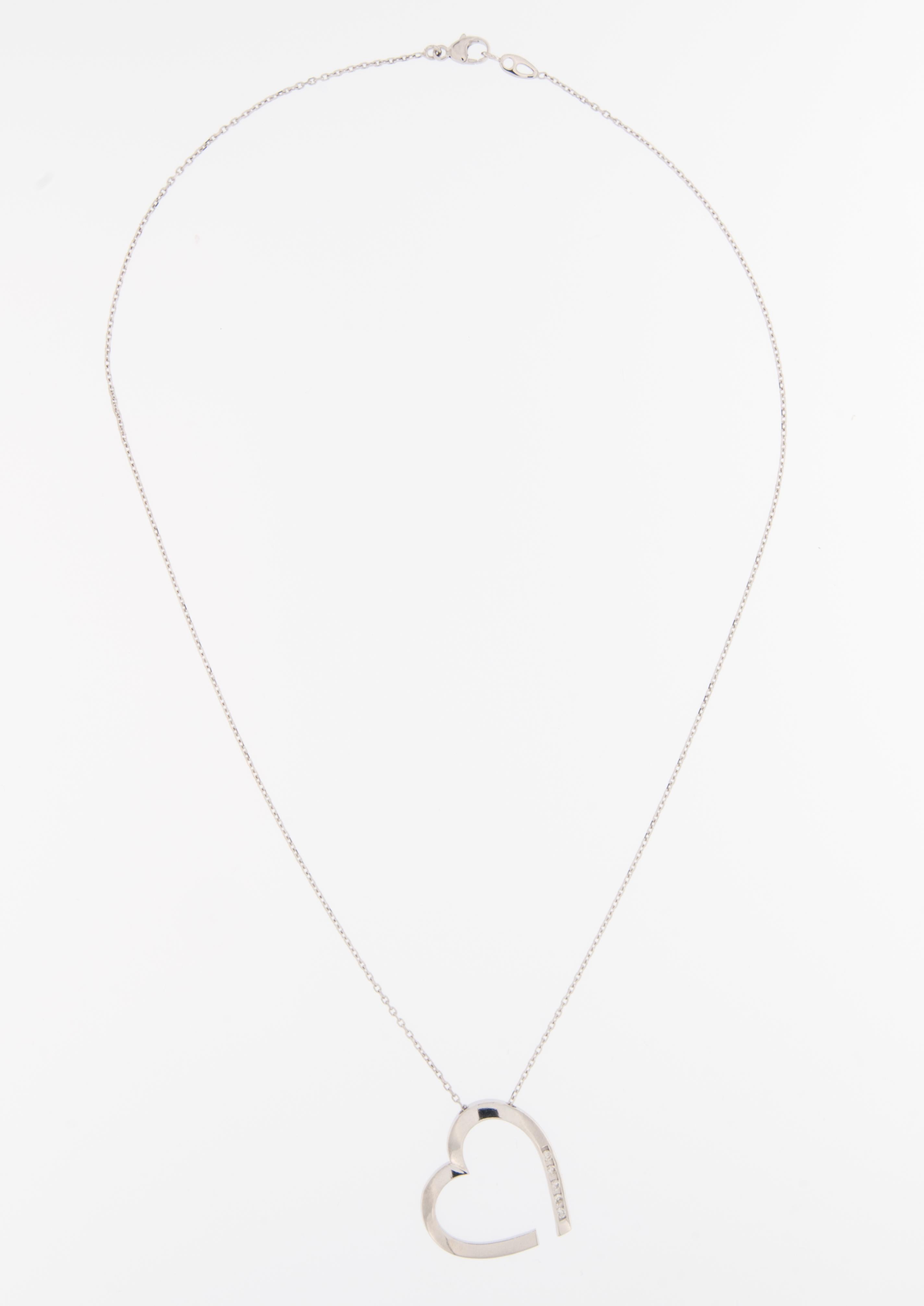 Die Diamonds Heart Necklace mit Kette ist ein exquisites und elegantes Schmuckstück, das mit Präzision und Raffinesse gefertigt wurde. Diese atemberaubende Halskette besteht aus einem herzförmigen Anhänger, der mit Diamanten im Brillantschliff (0,15