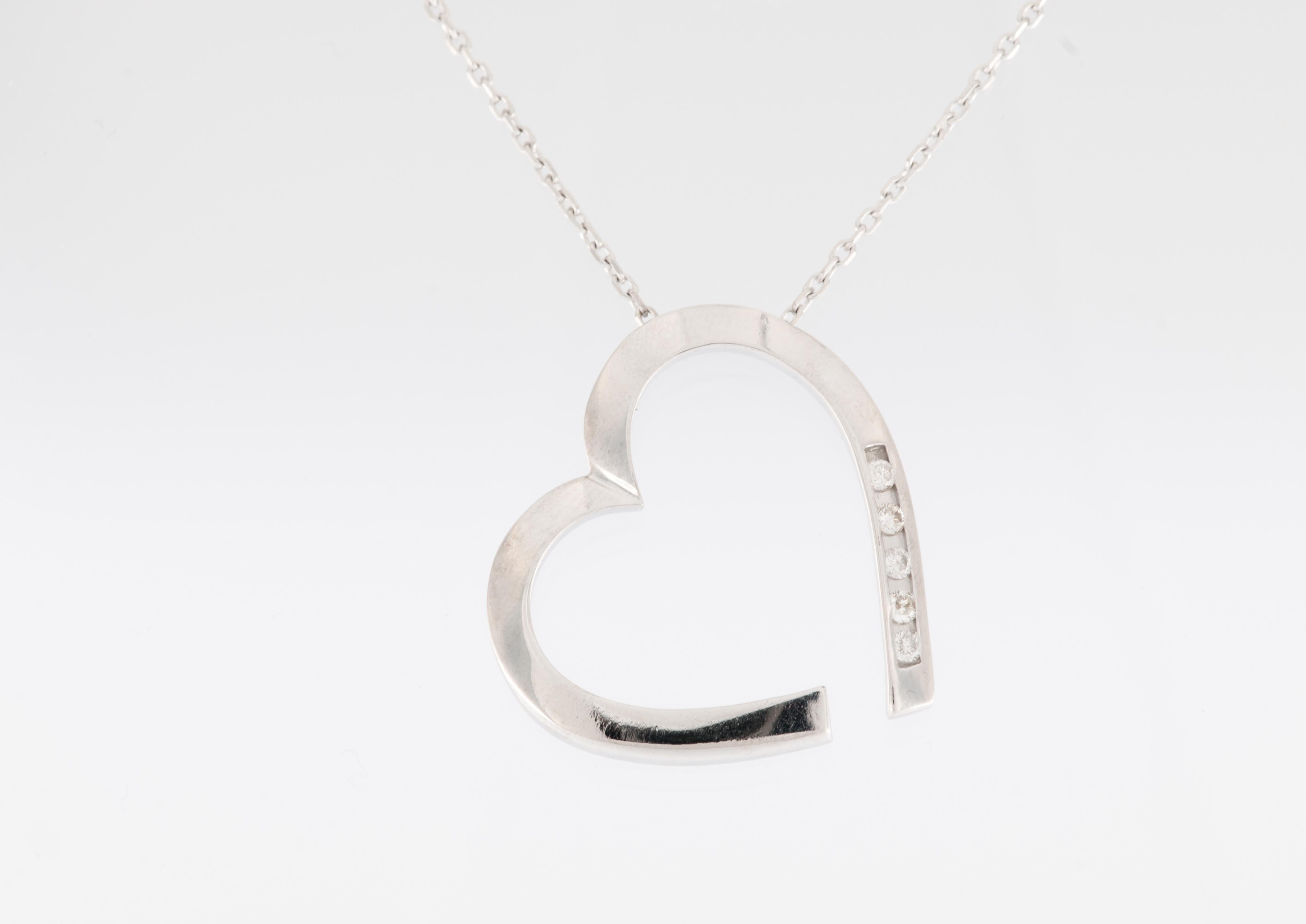 Contemporary Diamonds Heart Necklace with Chain 18 karat White Gold For Sale
