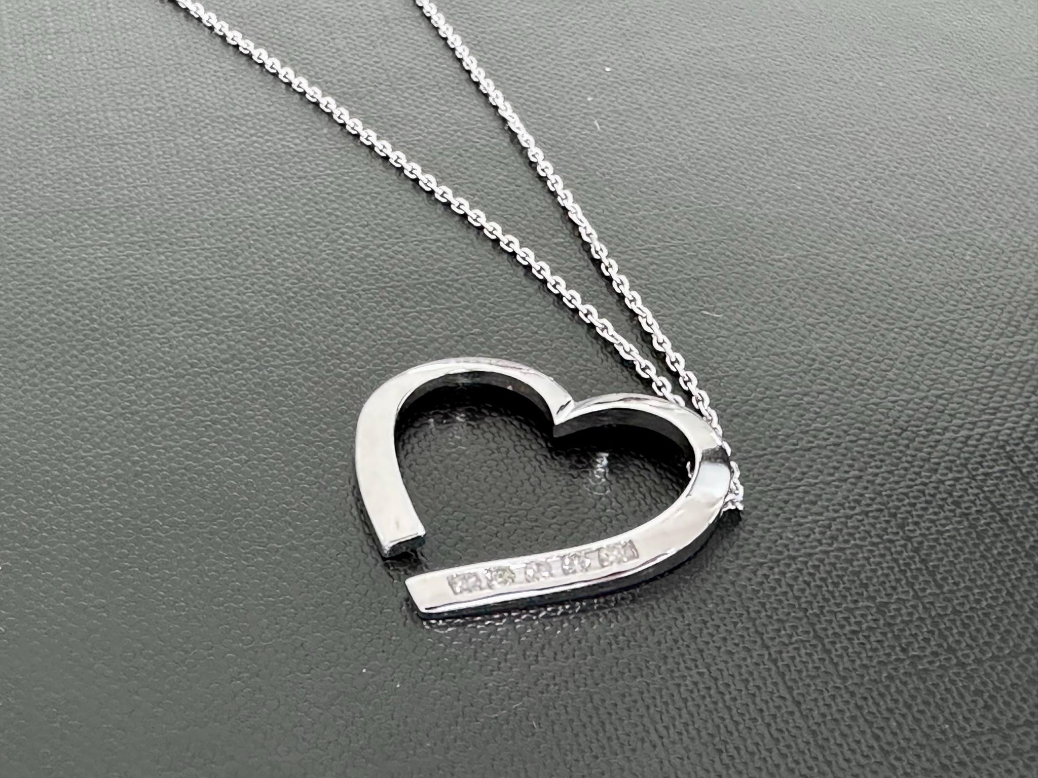 Diamonds Heart Necklace with Chain 18 karat White Gold In Good Condition For Sale In Esch sur Alzette, Esch-sur-Alzette