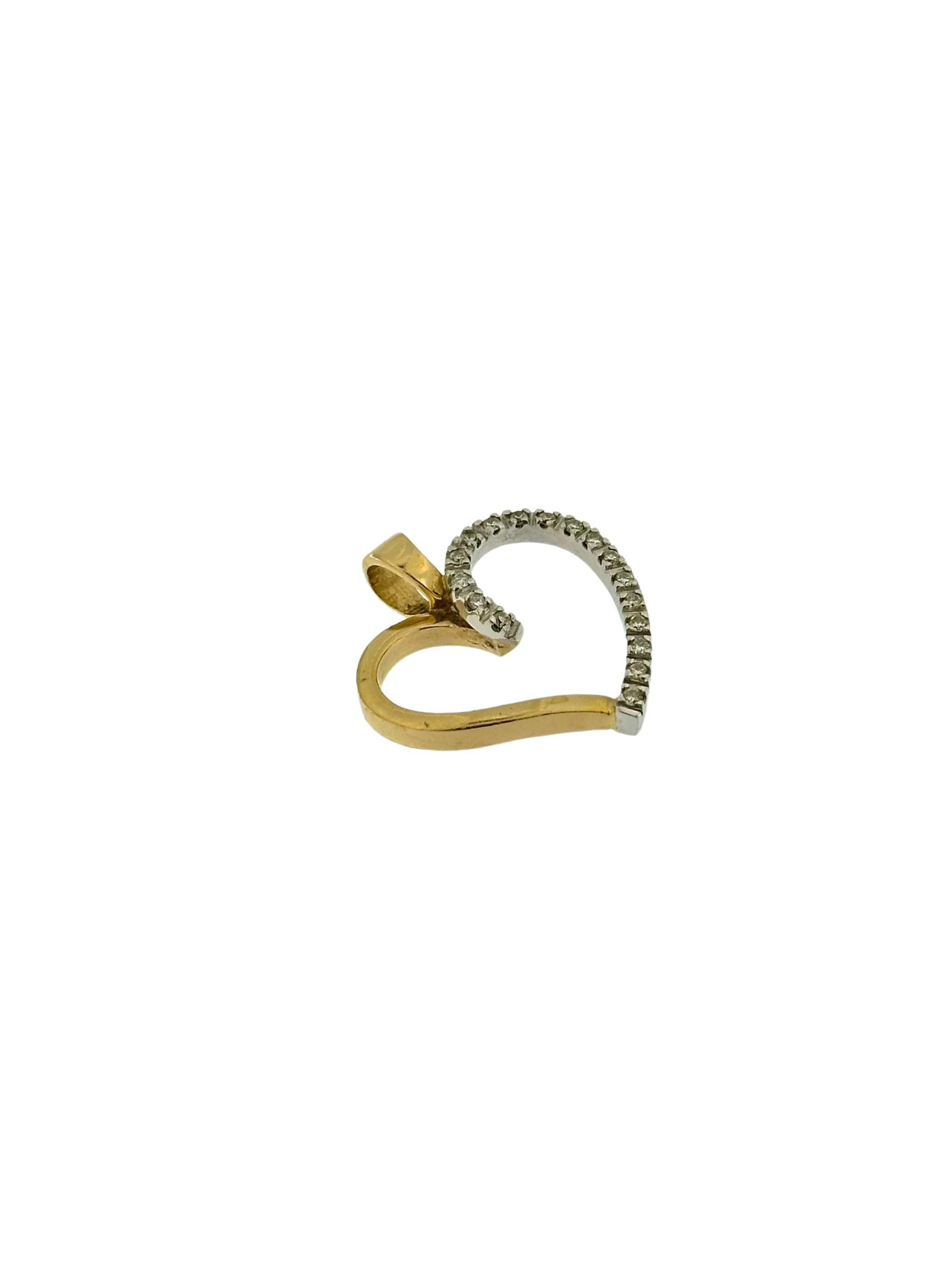Le pendentif cœur en diamants en or jaune et blanc est une étonnante expression d'amour et de sophistication. Réalisé en luxueux or jaune et blanc 18kt, ce pendentif présente un design unique où la moitié du cœur est en or jaune et l'autre moitié en
