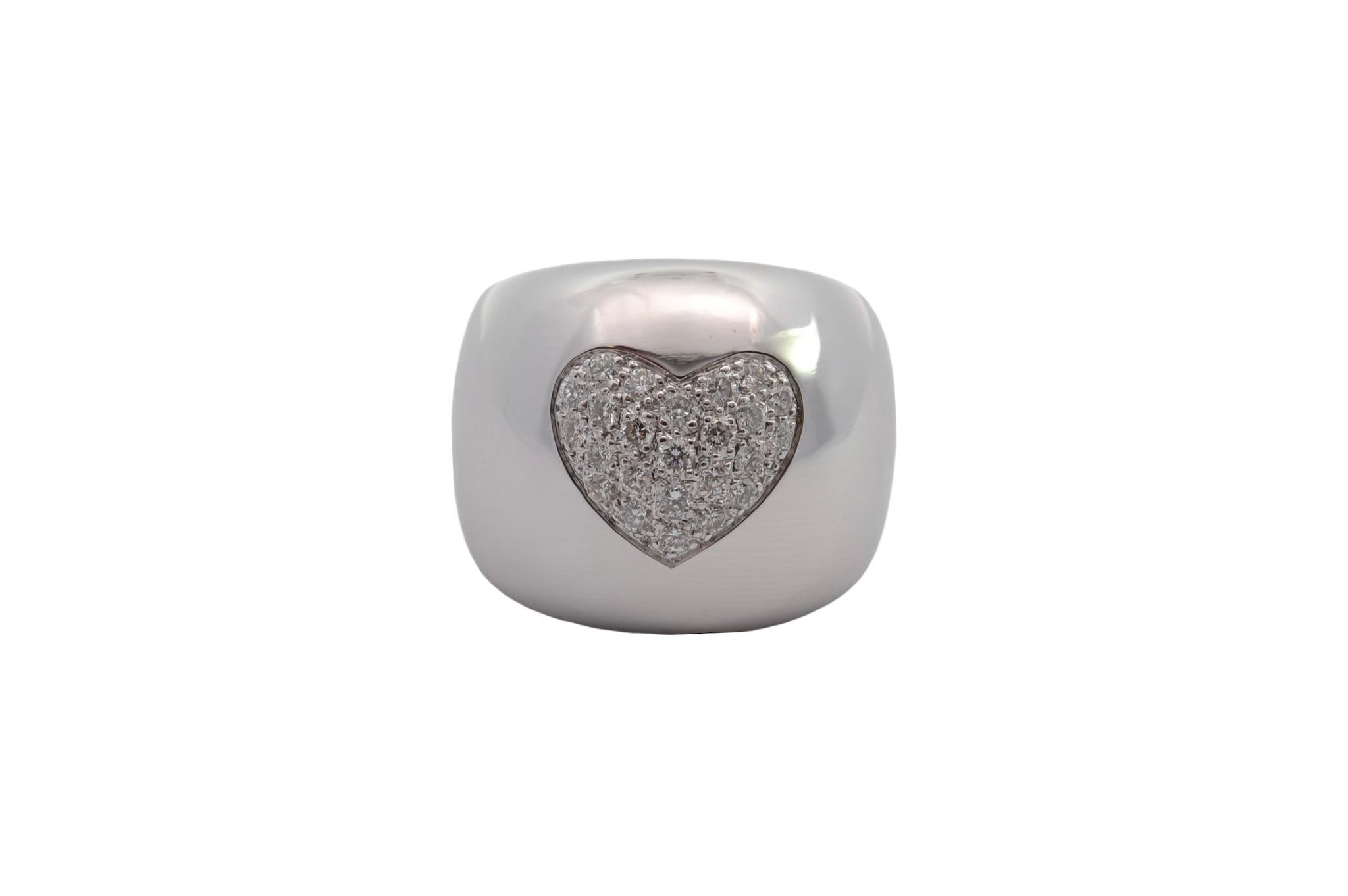 Stones: 24 diamonds, weight: 0.30ct
Material: 18k white gold
Dimensions: 1.8cm wide
Weight: 12.1g
Period: Recent
Size: 54 (free sizing)
Certificate
Ref. : 25070dv