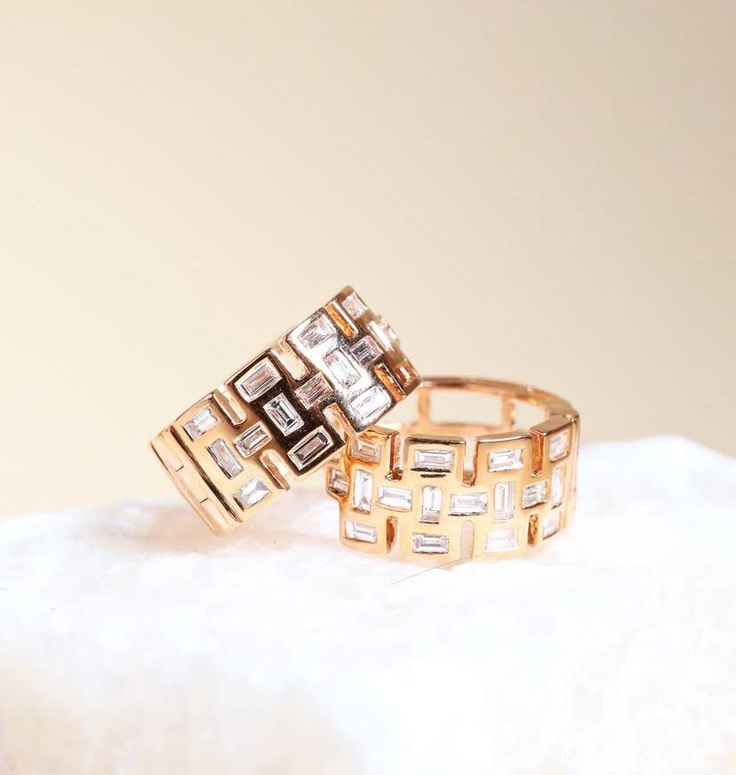 An exclusive Diamonds hoop earrings in particular design, Perfect for everydays !
Stunning earrings come in 18k gold with lustrous Diamonds of 0,69 carats , in perfect baguettes shape , F / VS.
Handcrafted by artisan goldsmith.

Wholesale Price .