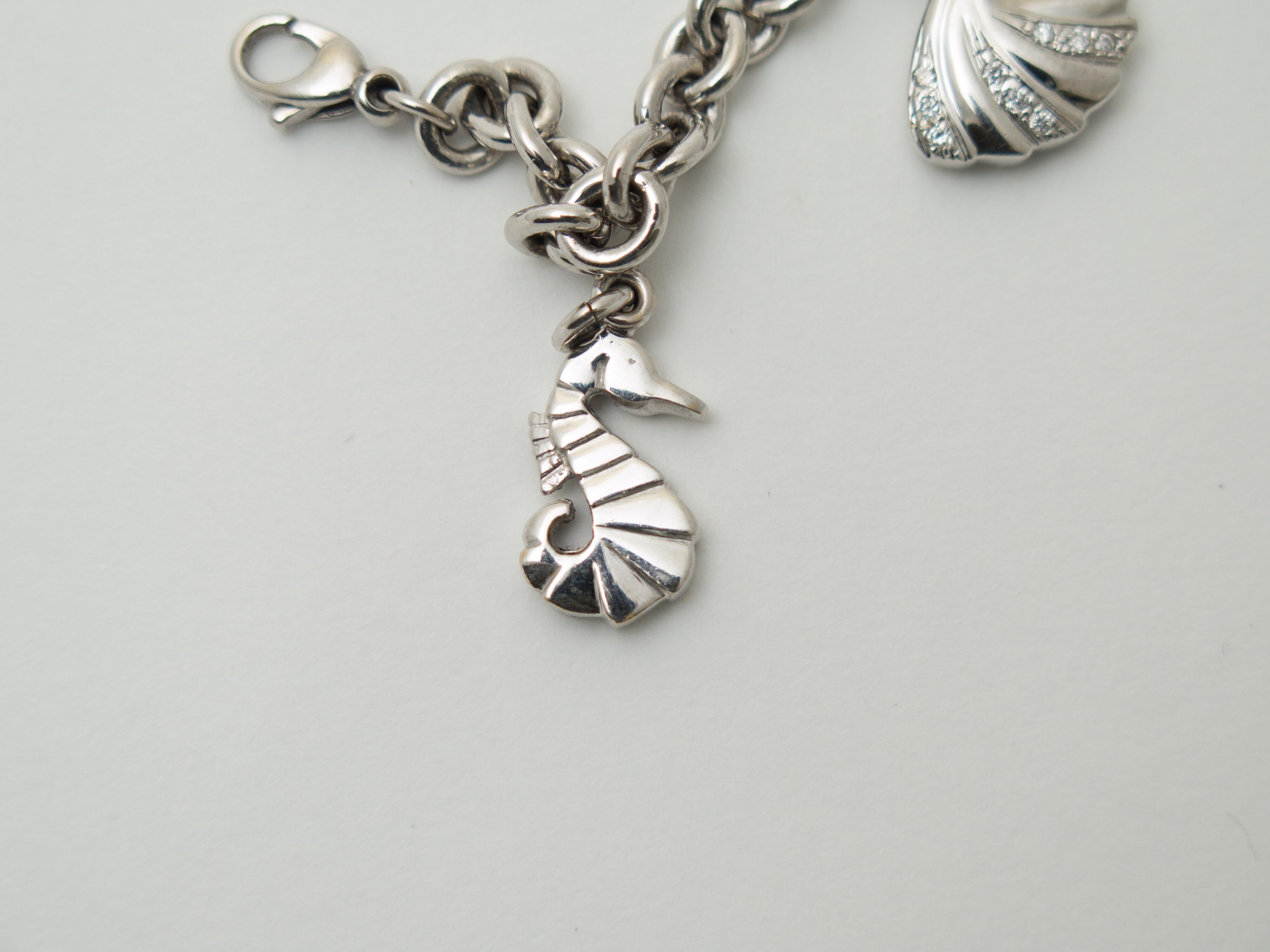 Taille ronde Bracelet à breloques à thème maritime en or blanc incrusté de diamants en vente
