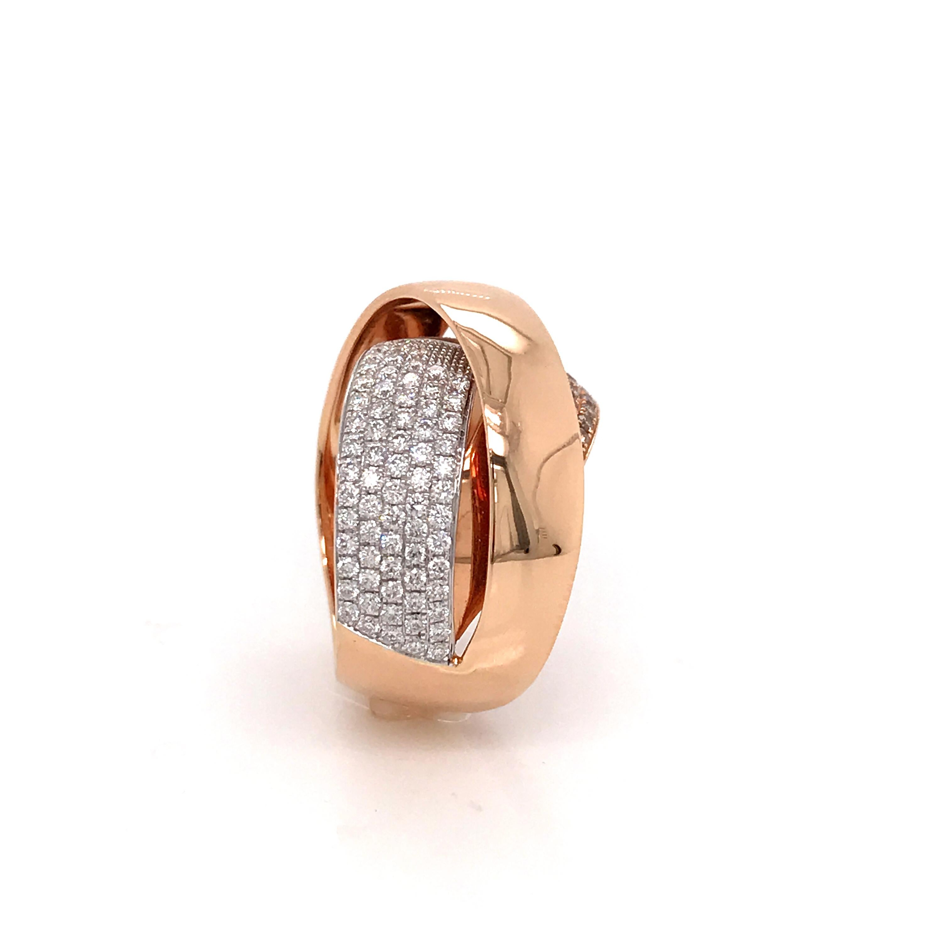 Taille ronde Bague à la mode entrelacée en or rose 18 carats et diamants en vente