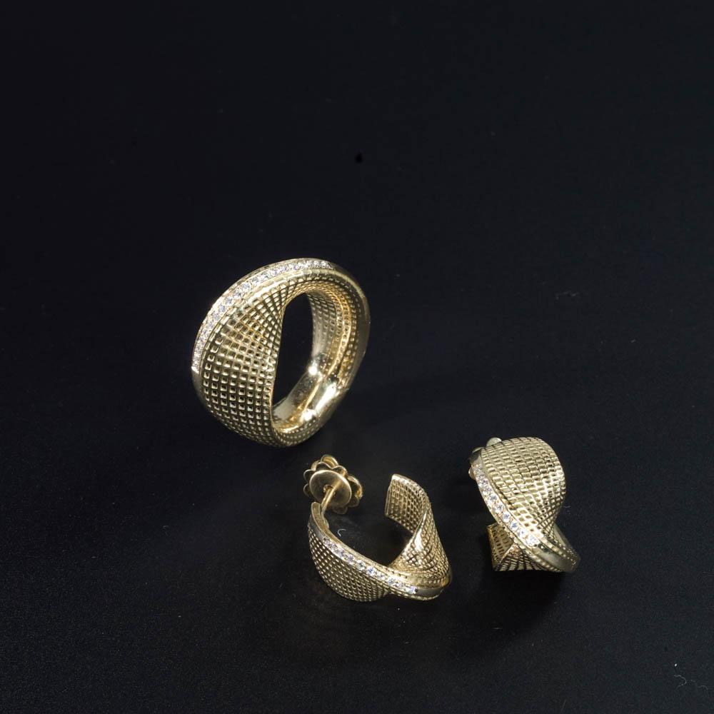 18 Karat Yellow Gold Diamonds Line- Statement Hoop Earrings, Small Mobius,  In New Condition For Sale In Herzeliya, IL
