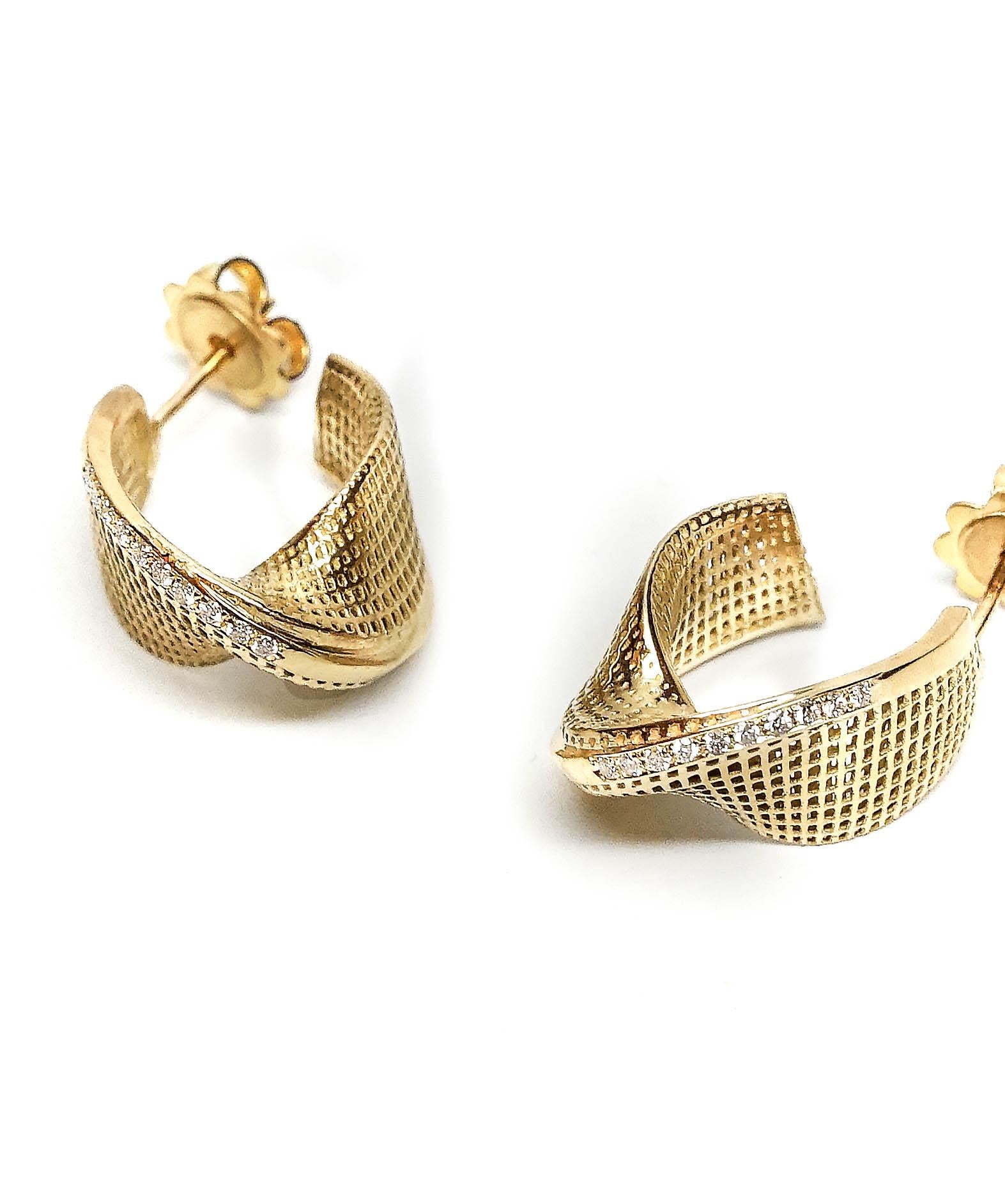 Small Mobius Earrings with a Diamonds - 18k gold

SALE

READY TO SHIP

Unique hoop earrings made with 3D printing technique in 18k gold. Design with net texture and square line on the edge. The manufacturing process results in a hollow object shaped