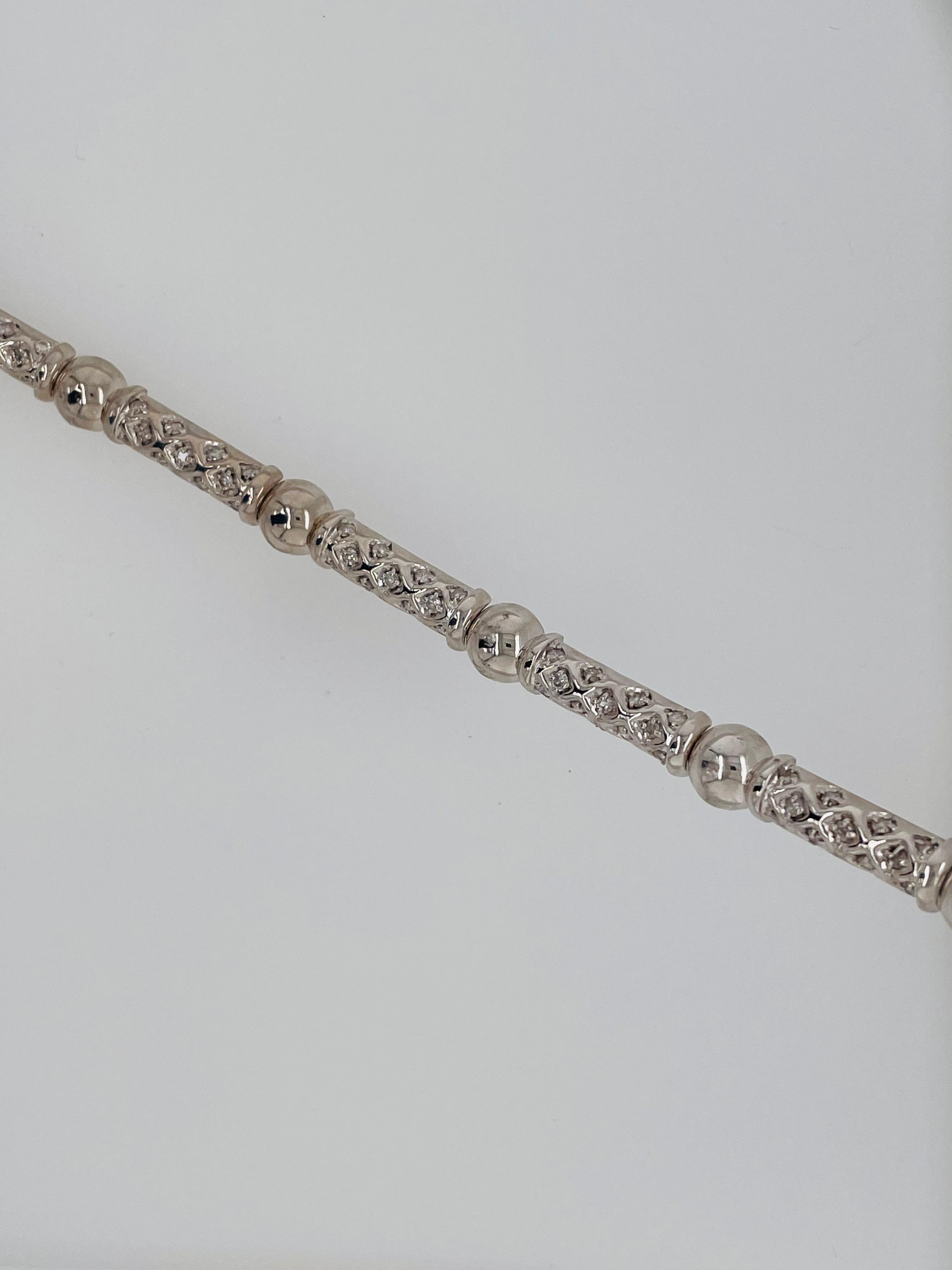 Bracelet à maillons en or blanc 14 carats et diamants

0,75 ct de poids total de diamant
Longueur : 7 pouces
Poids : 19.7 grammes