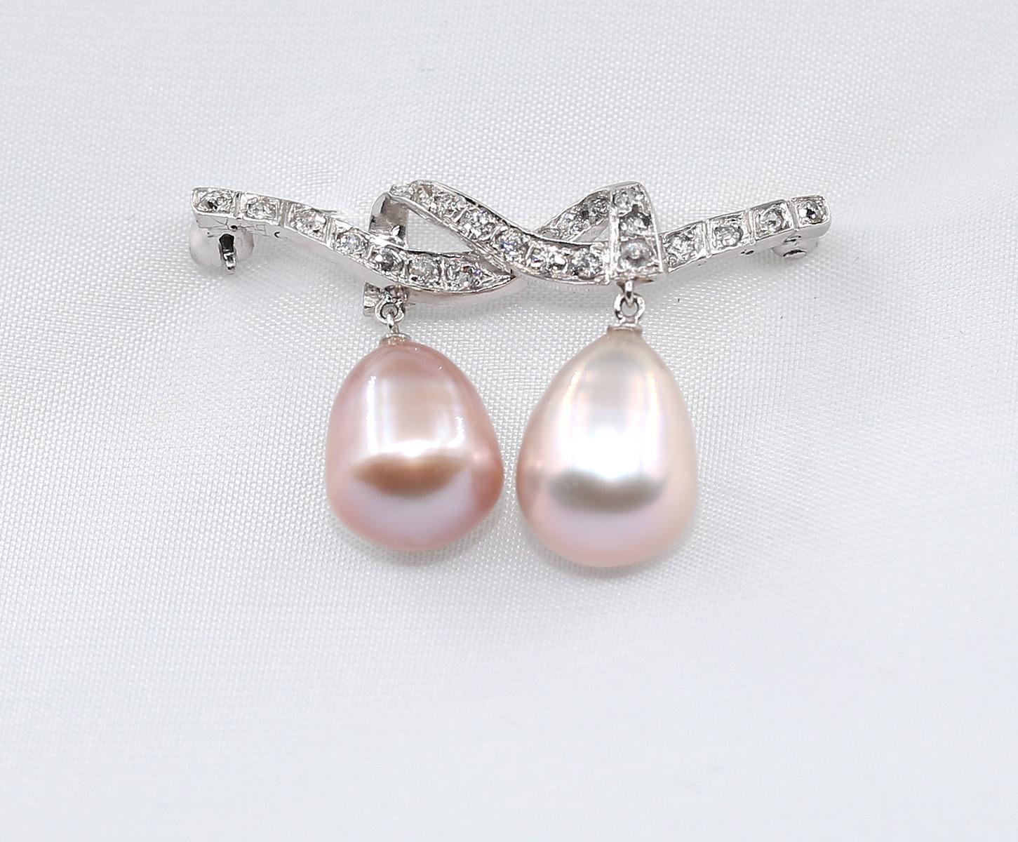 Diamonds Lovers Knot Pink Pearls Brooch 18K White Gold, 1930 In Good Condition For Sale In Herzelia, Tel Aviv