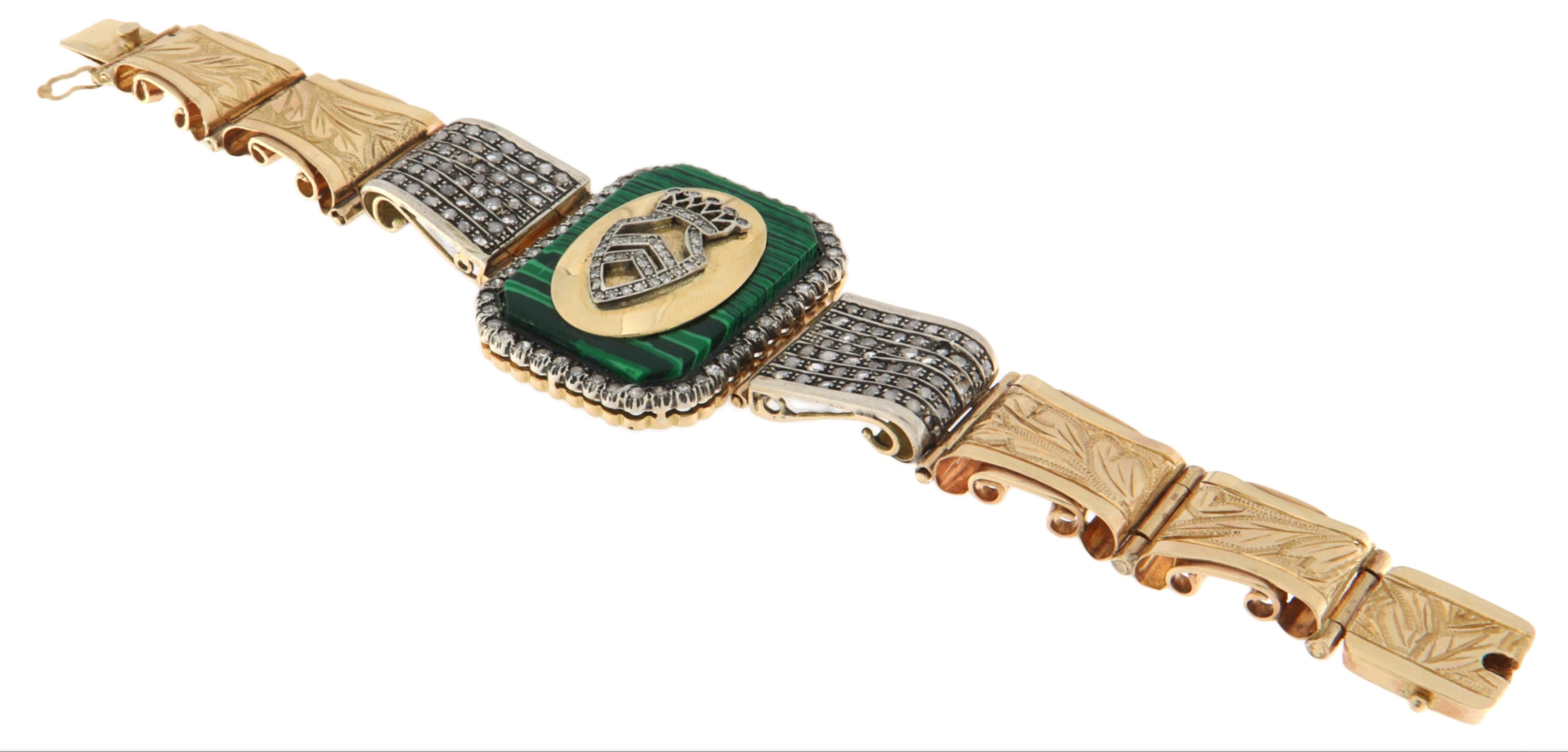 Nous vous présentons un bracelet artisanal raffiné d'une qualité exceptionnelle, réalisé en or jaune 14 carats et en argent 800 - un équilibre parfait entre élégance et savoir-faire traditionnel. Cette pièce unique se distingue par ses détails