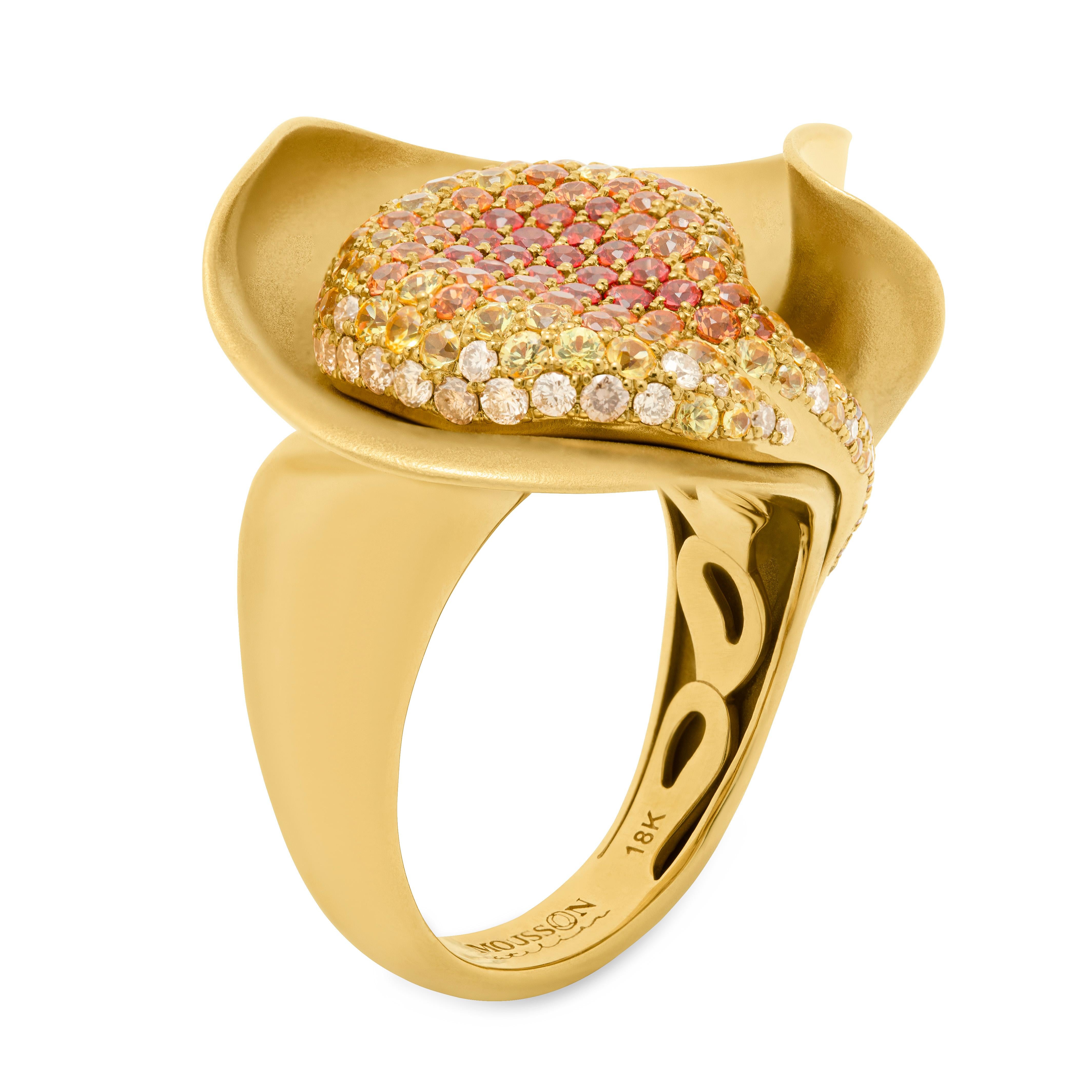 Diamanten Multi-Color Saphire 18 Karat Gelbgold Ring
Haben Sie jemals gesehen, wie das Sonnenlicht auf Seide wirkt? Unsere Designer haben diesen Moment in diesem wunderschönen Ring festgehalten. Die Abstufung von 45 orangefarbenen, 58 gelben