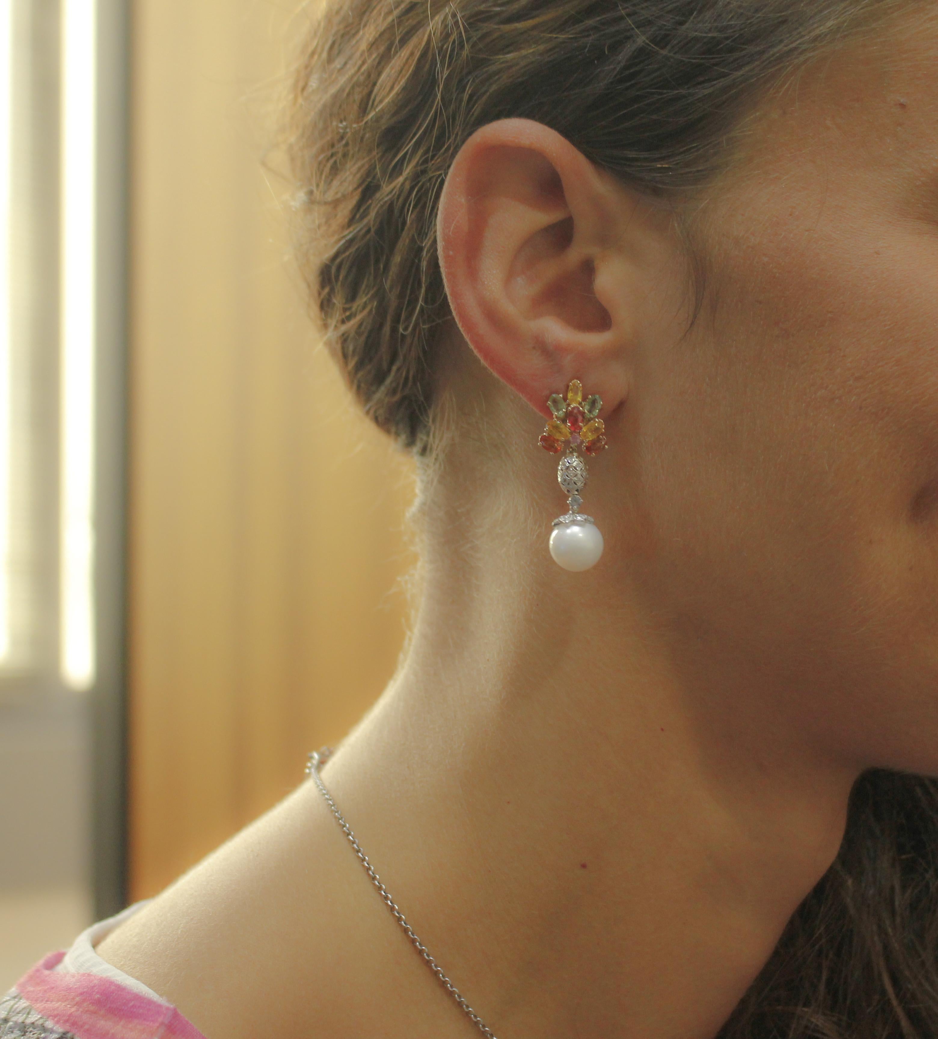 Ohrringe aus Weiß- und Roségold mit Diamanten, mehrfarbigen Saphiren und Perlen im Zustand „Gut“ im Angebot in Marcianise, Marcianise (CE)