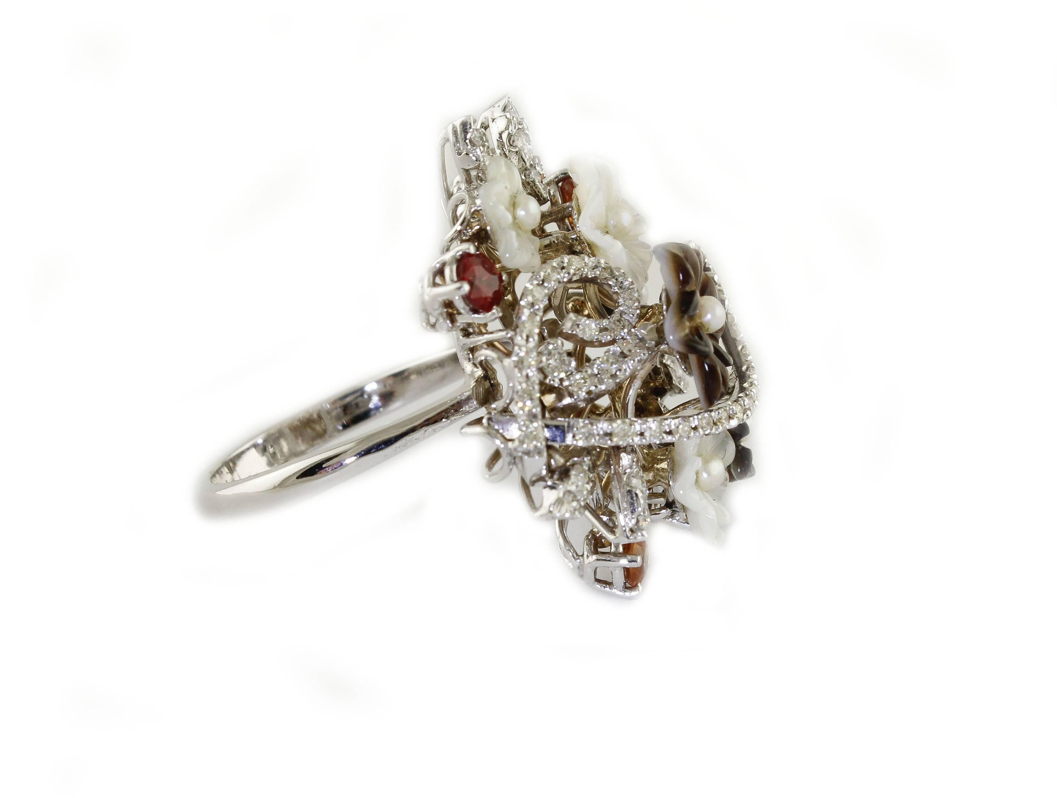 Contemporain Bague à la mode diamants saphirs multicolores perles pierres blanches fleurs en vente