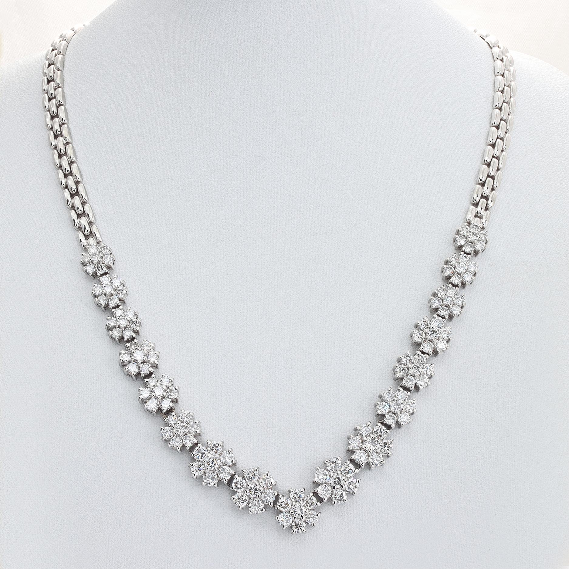 Collier de diamants en platine. Les diamants ronds de taille brillant pèsent au total plus de 6,00 carats et sont estimés de couleur G-H et de pureté VS. Le diamètre du motif de la fleur varie de 10 mm à 7 mm. La chaîne mesure 25 mm. 16 pouces
