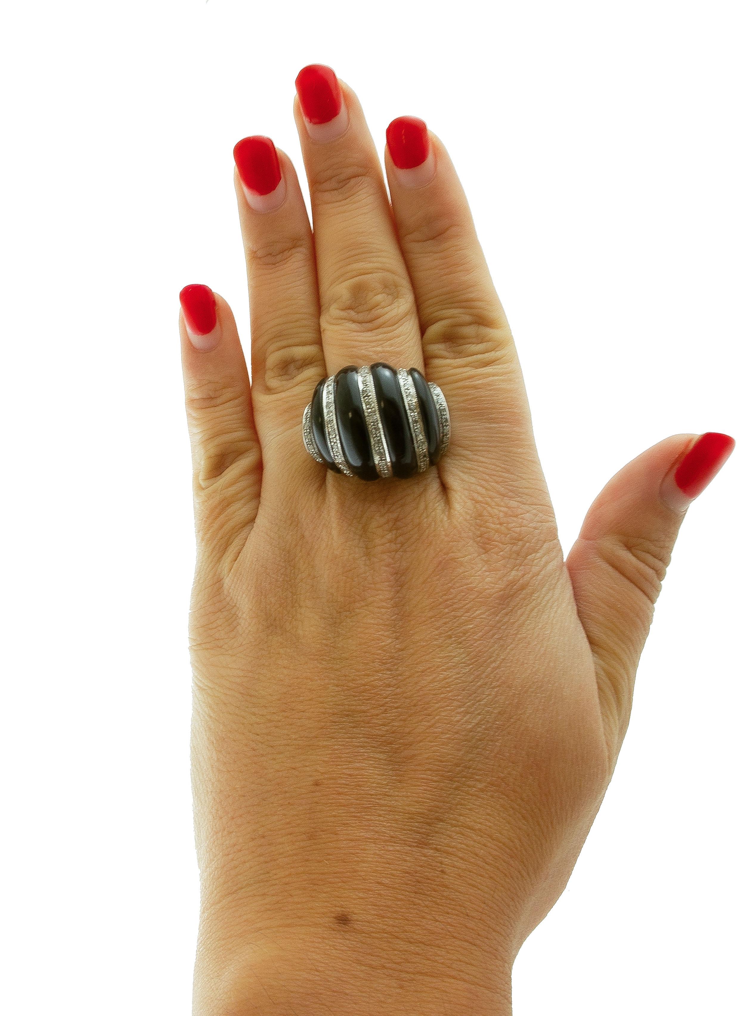 Diamonds, Onyx, 14 Karat White Gold Vintage Dome Ring In Good Condition For Sale In Marcianise, Marcianise (CE)