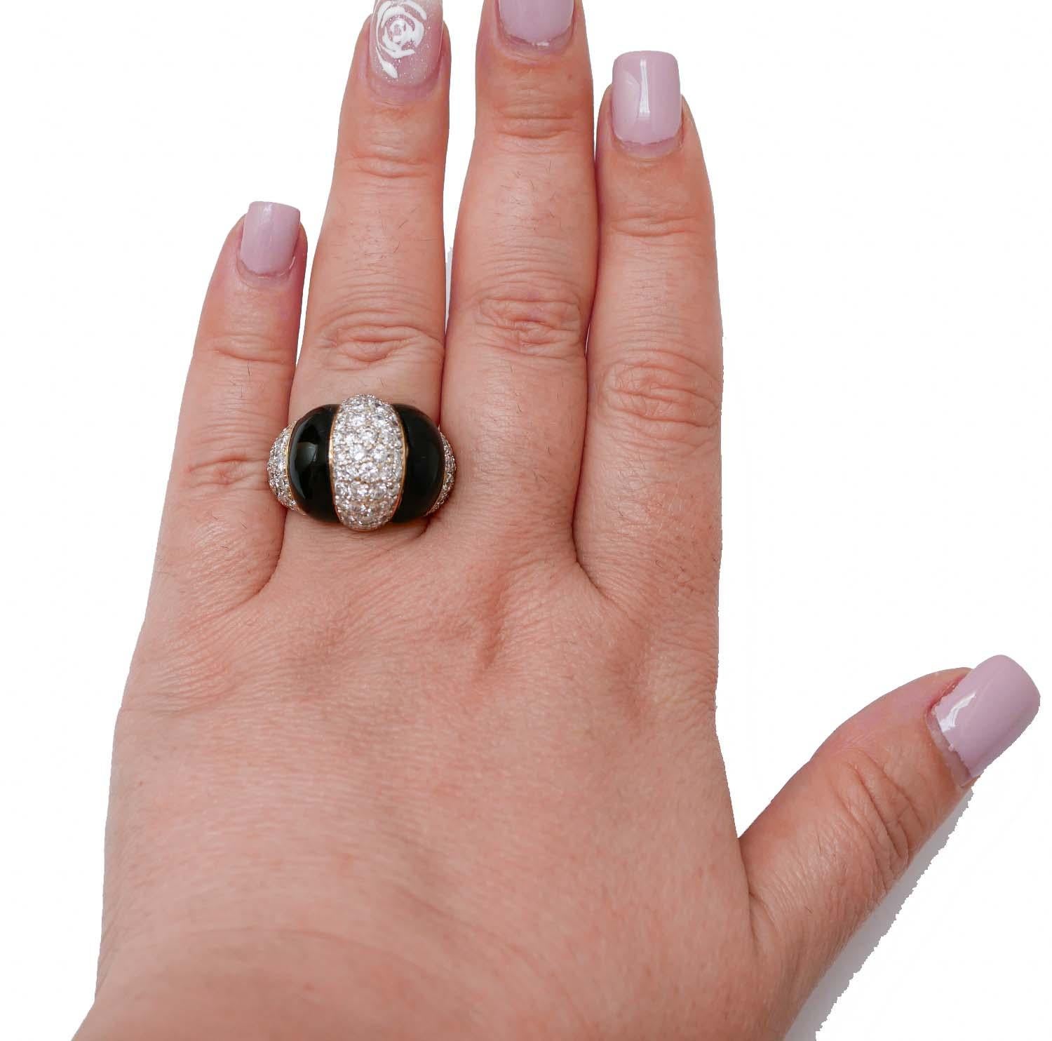 Elegante bague en structure d'or jaune 18 kt montée d'une demi-lune d'onyx alternée de diamants.
Cette bague a été entièrement réalisée à la main par des maîtres orfèvres italiens et elle est en parfait état.
Diamants 4.00 ct
Onyx 2.00 gr
Poids