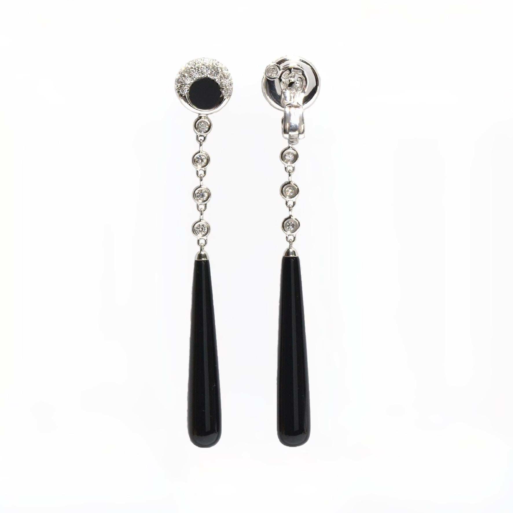 Elegant, refined, evergreen long pair of earrings handcrafted in Margherita Burgener workshop in Italy.
The top is a round flat onyx surrounded by a bombé design,  pavé set in excellent quality diamonds.
Suspended by 4 spectacol set diamonds, ending