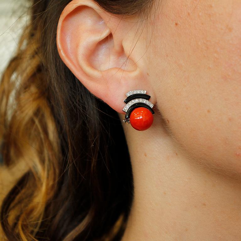 Diamonds, Onyx, Coral, 14 Karat White Gold, Vintage Stud Earrings In Good Condition In Marcianise, Marcianise (CE)