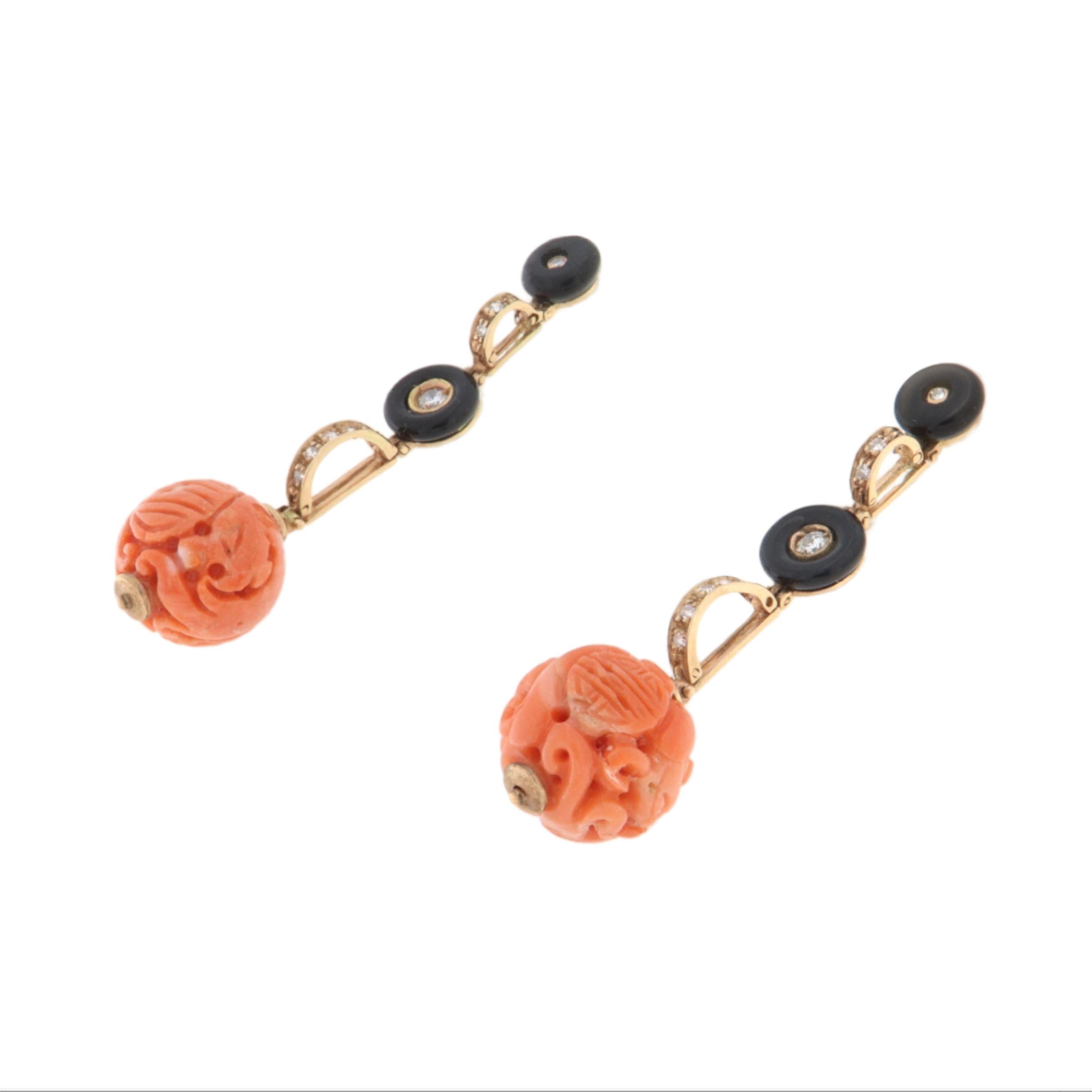 Artisan Boucles d'oreilles pendantes en or jaune 14 carats avec diamants, onyx et corail en vente