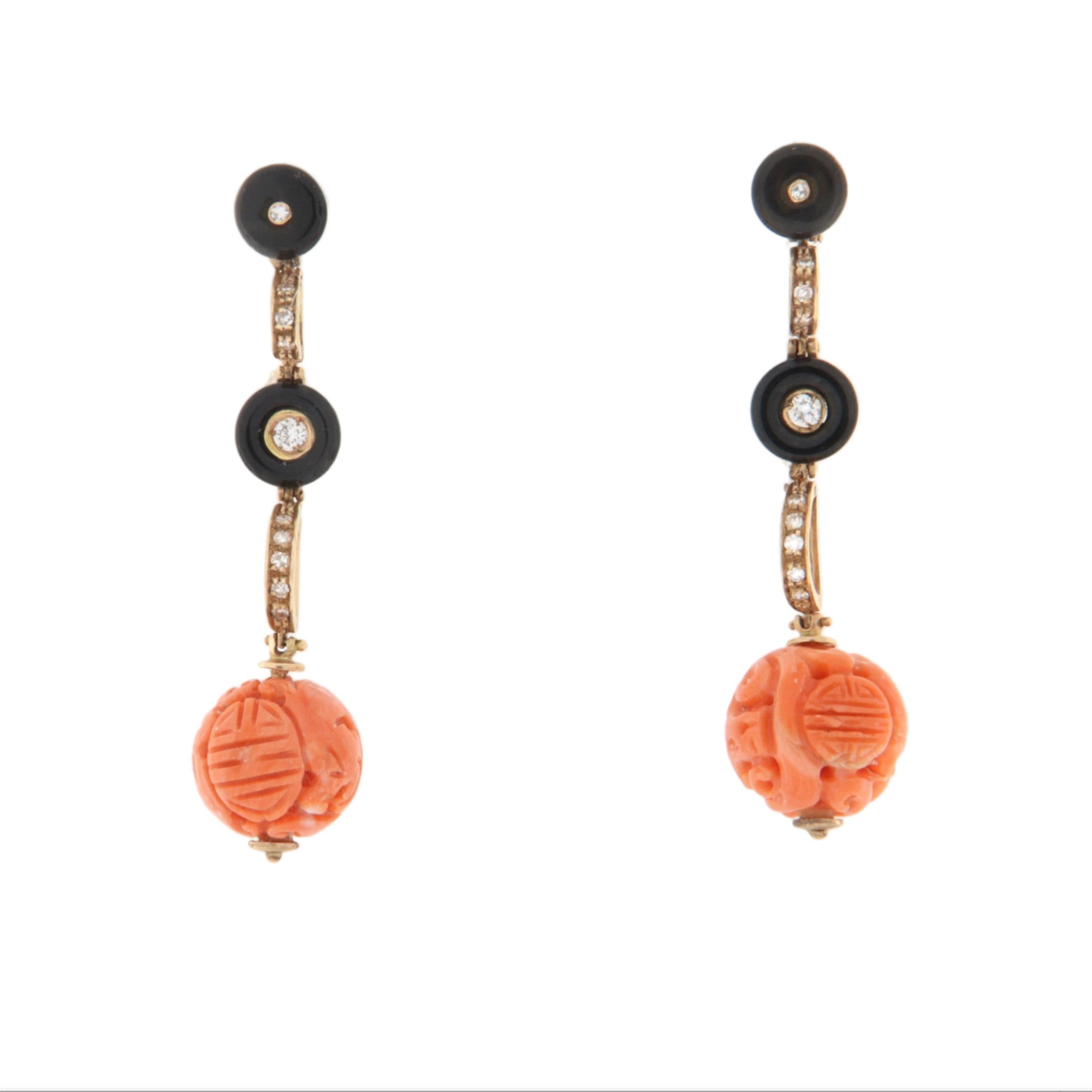 Boucles d'oreilles pendantes en or jaune 14 carats avec diamants, onyx et corail Pour femmes en vente