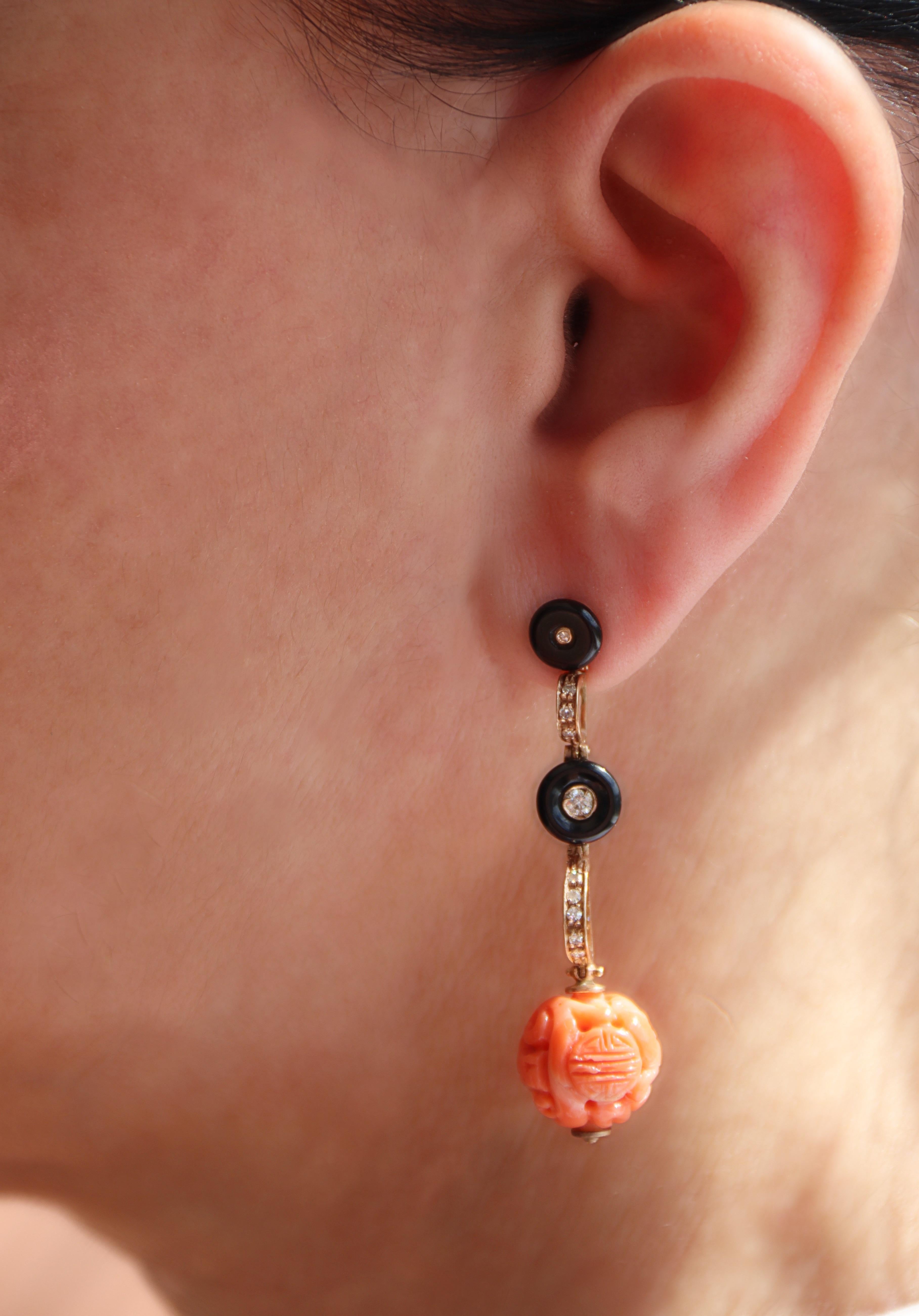 Diamanten Onyx Koralle 14 Kt Gelbgold Tropfenohrringe im Angebot 1