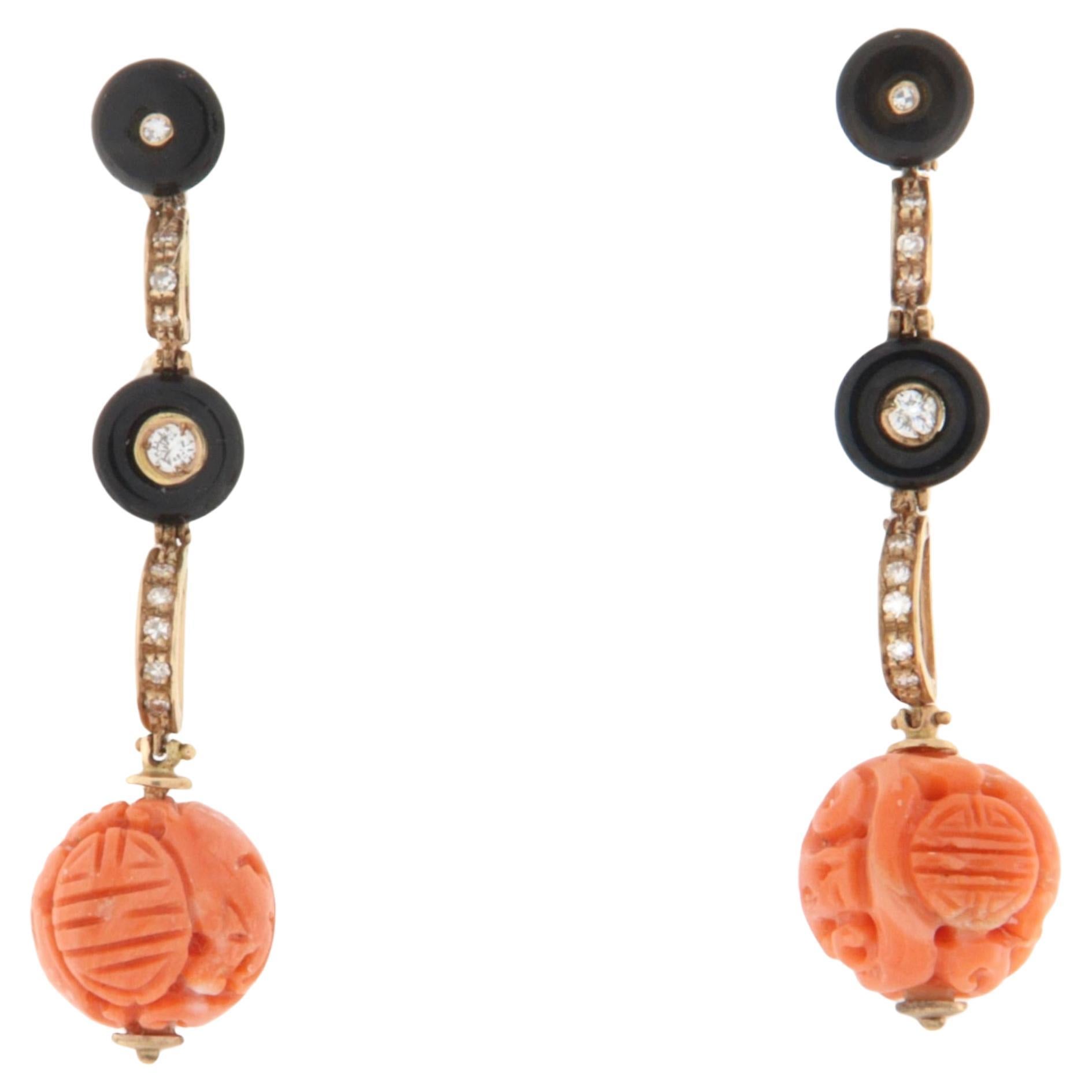 Boucles d'oreilles pendantes en or jaune 14 carats avec diamants, onyx et corail